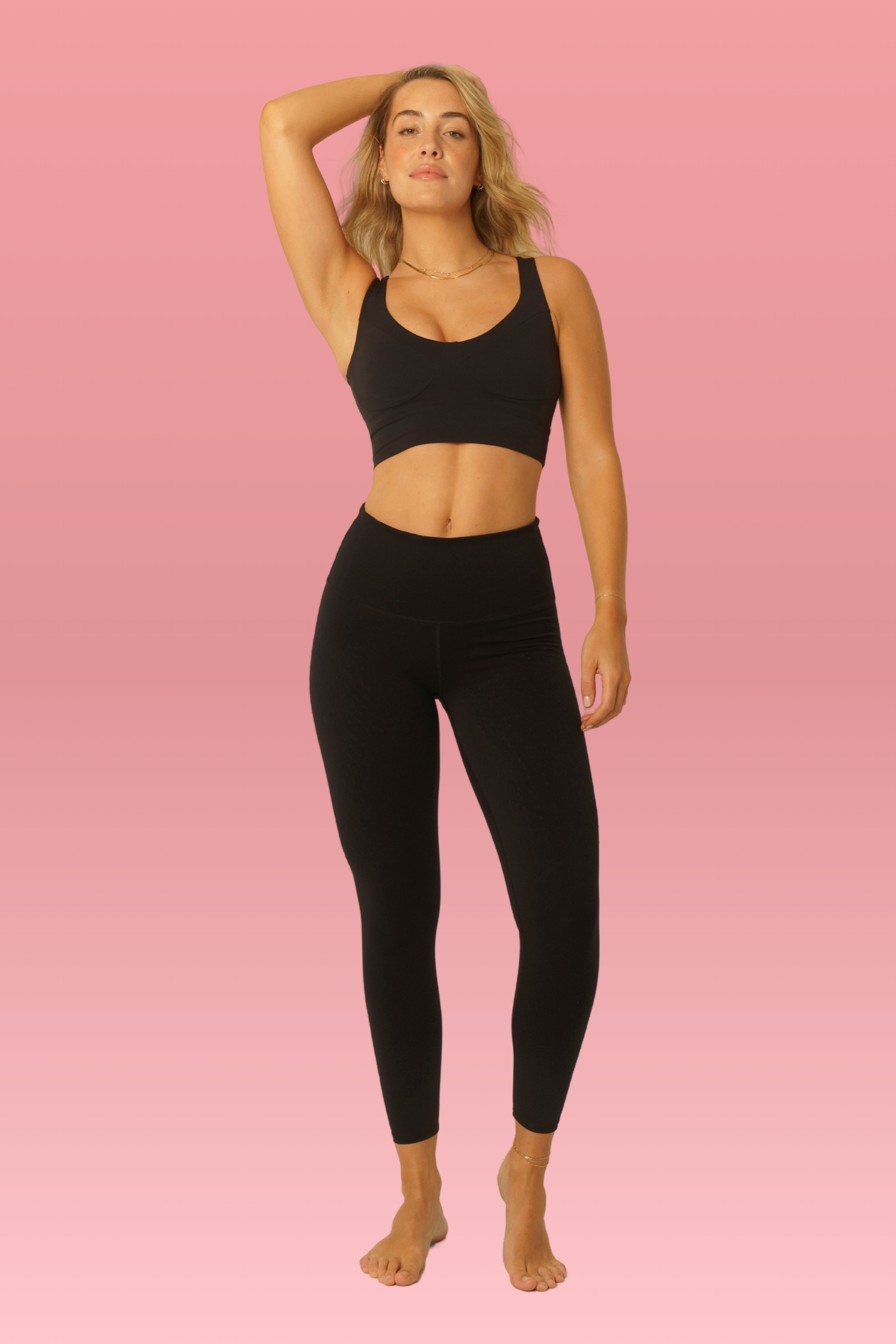 Mannequin portant le legging The Original en couleur noir avec le logo rose, avec tissu de compression certifié OEKO-TEX pour un drainage lymphatique optimal, amélioration de la circulation, réduction de la rétention d'eau