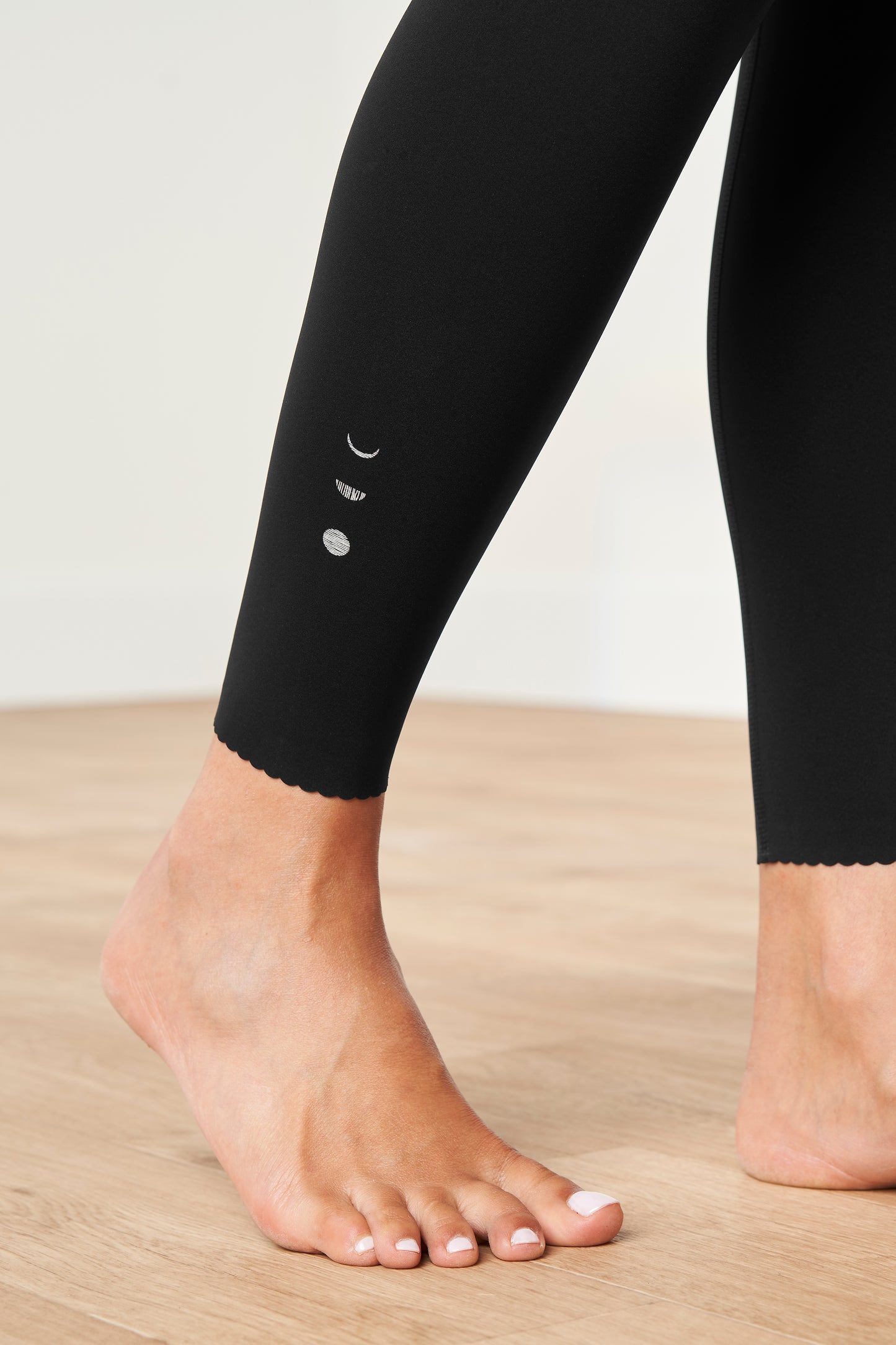 Legging Adorn en noir, avec un élégant bord festonné, en tissu de compression certifié OEKO-tex, notre technologie MicroPerle® pour le drainage lymphatique, une meilleure circulation, la réduction de la fatigue et une peau plus lisse.