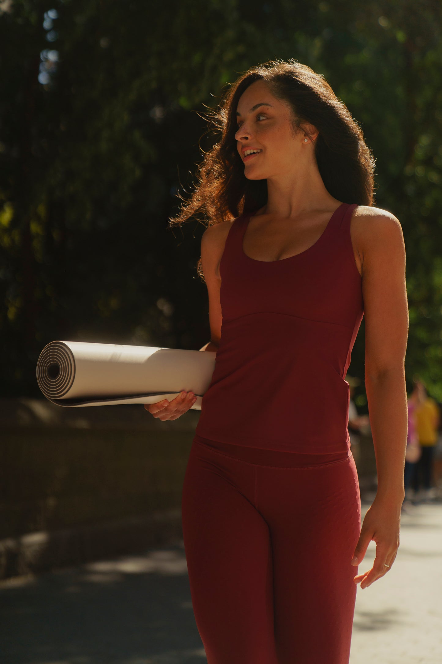 Mannequin portant le débardeur The Original en couleur bordeaux avec billes MicroPerle dans le dos, tissu de compression certifié OEKO-TEX pour drainage lymphatique, une meilleure circulation et réduction de douleurs musculaires