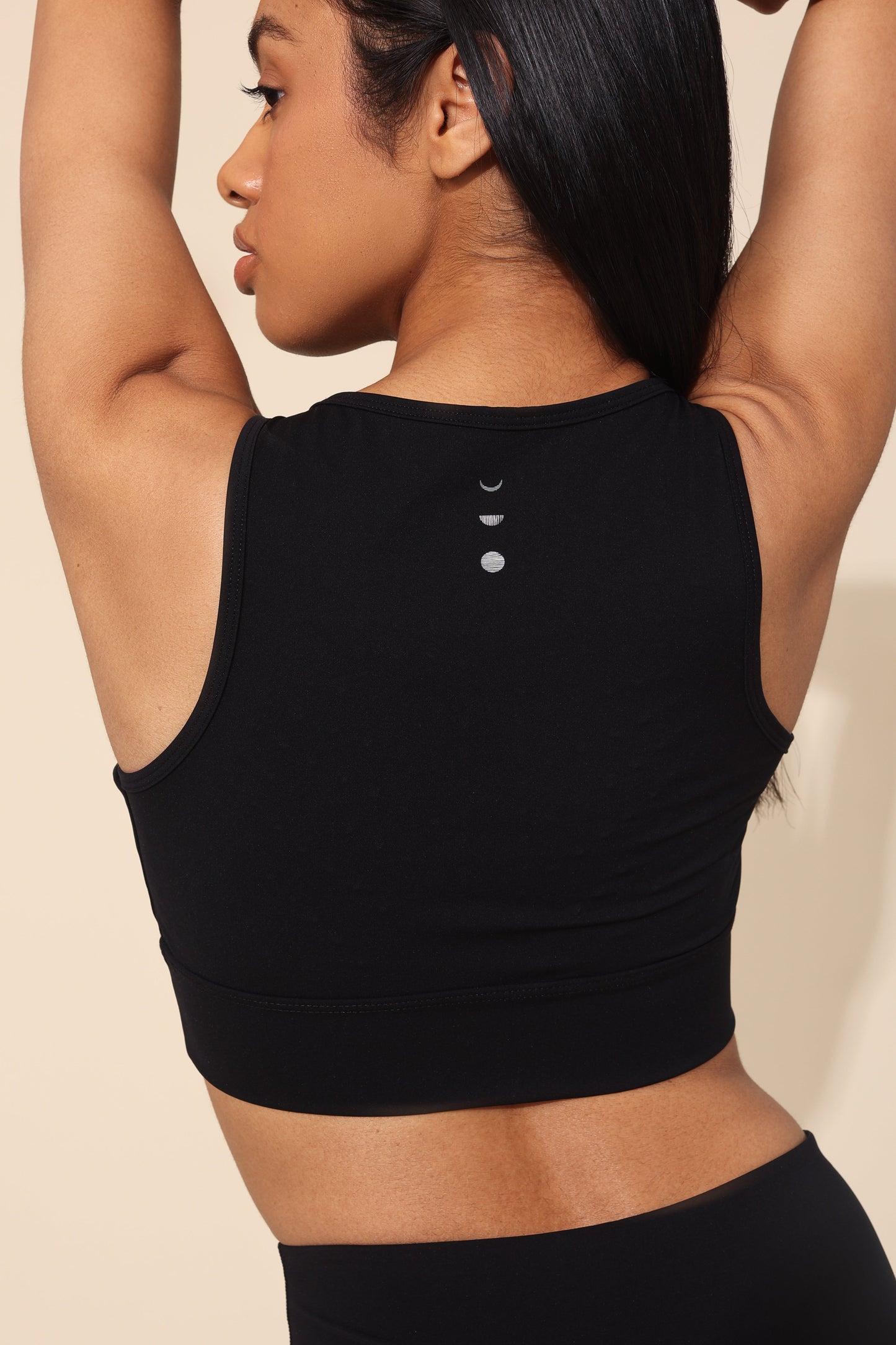 Mannequin portant la brassière The Original en noir avec des MicroPerles et un tissu de compression certifié Oeko-Tex pour améliorer la circulation, favoriser le drainage lymphatique et soulager la douleur.
