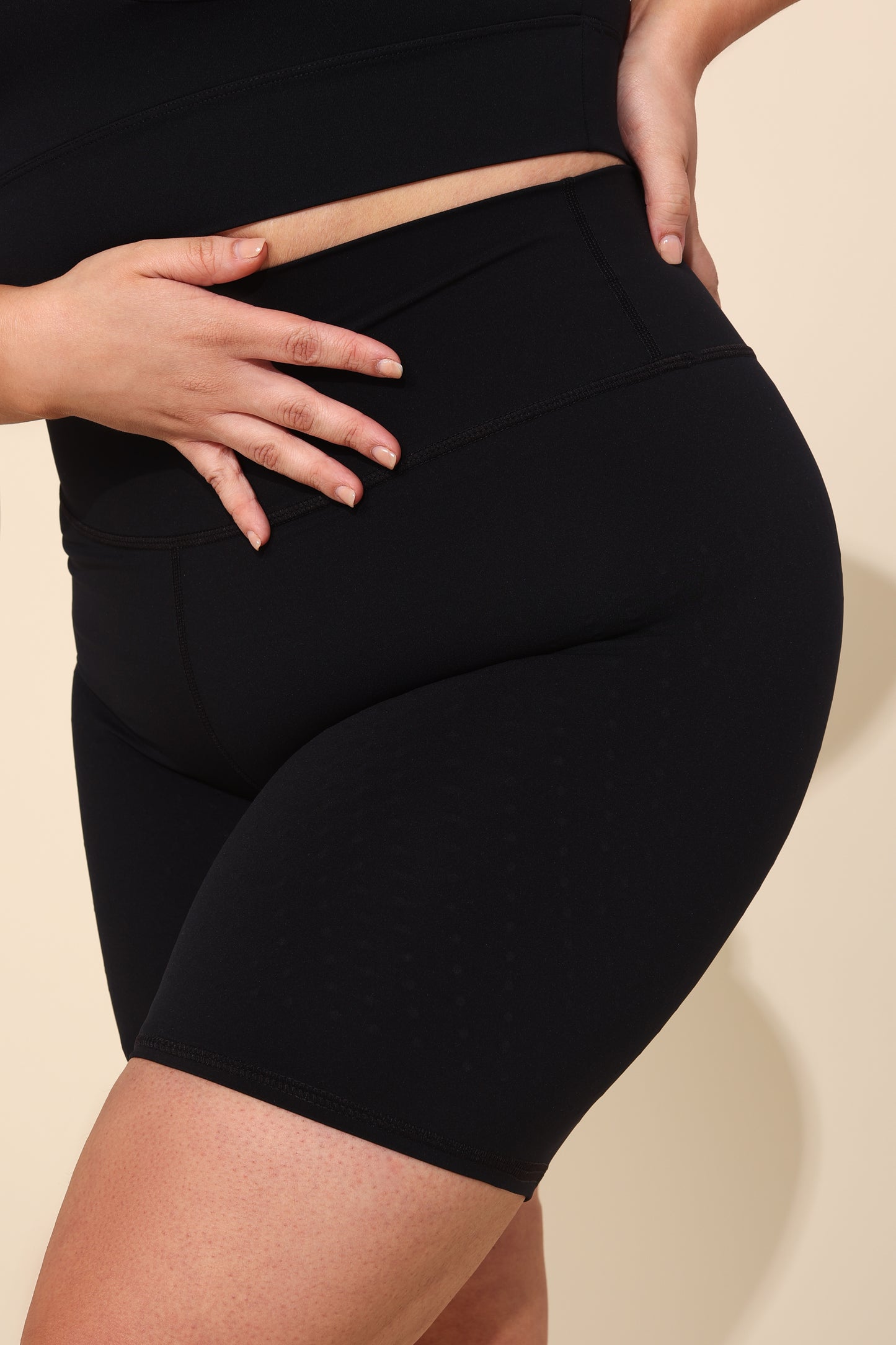 Mannequin portant le short cycliste' The Original en noir, avec tissu de compression certifié OEKO-TEX pour un drainage lymphatique optimal, amélioration de la circulation, réduction de la rétention d'eau