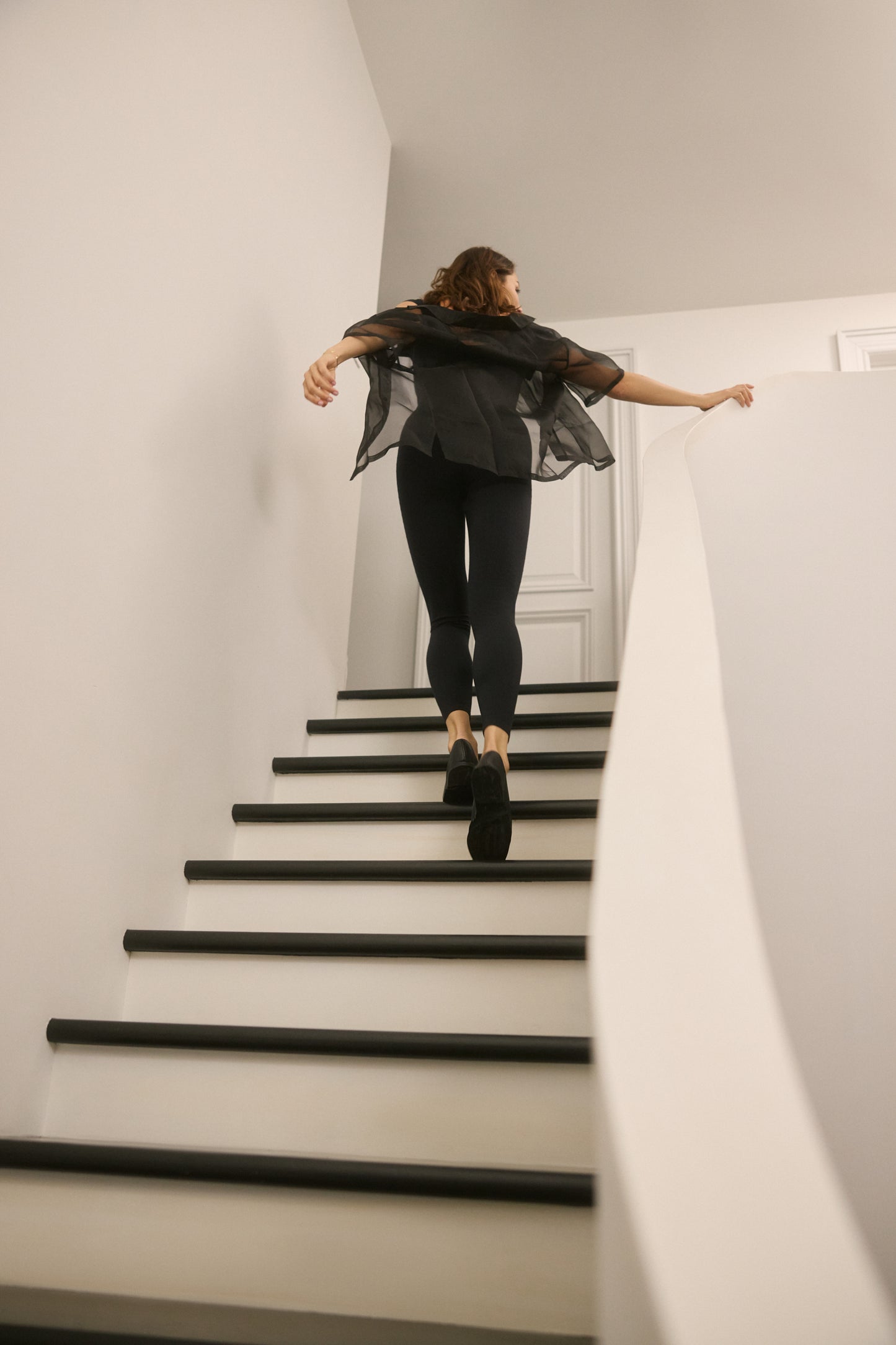 La combinaison Le Cha-Cha, de couleur noire, présente un dos échancré sophistiqué, des manches délicates et une silhouette épurée. Fabriquée avec un tissu de compression certifié OEKO-tex, notre technologie MicroPerle® favorise le drainage lymphatique, améliore la circulation, réduit la fatigue et booste la vitalité.