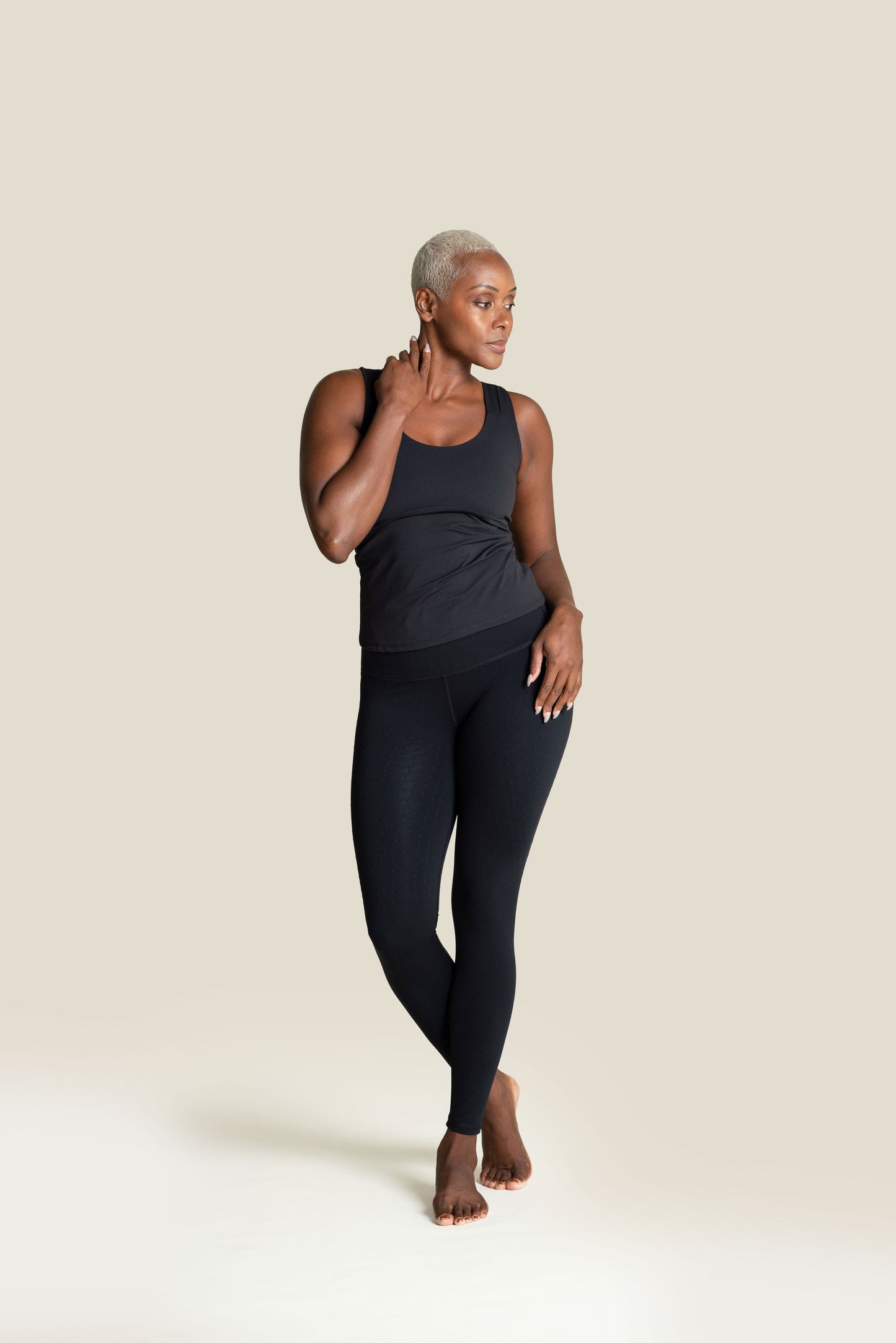 Mannequin portant le débardeur The Original en couleur noire avec billes MicroPerle dans le dos, tissu de compression certifié OEKO-TEX pour drainage lymphatique, une meilleure circulation et réduction de douleurs musculaires
