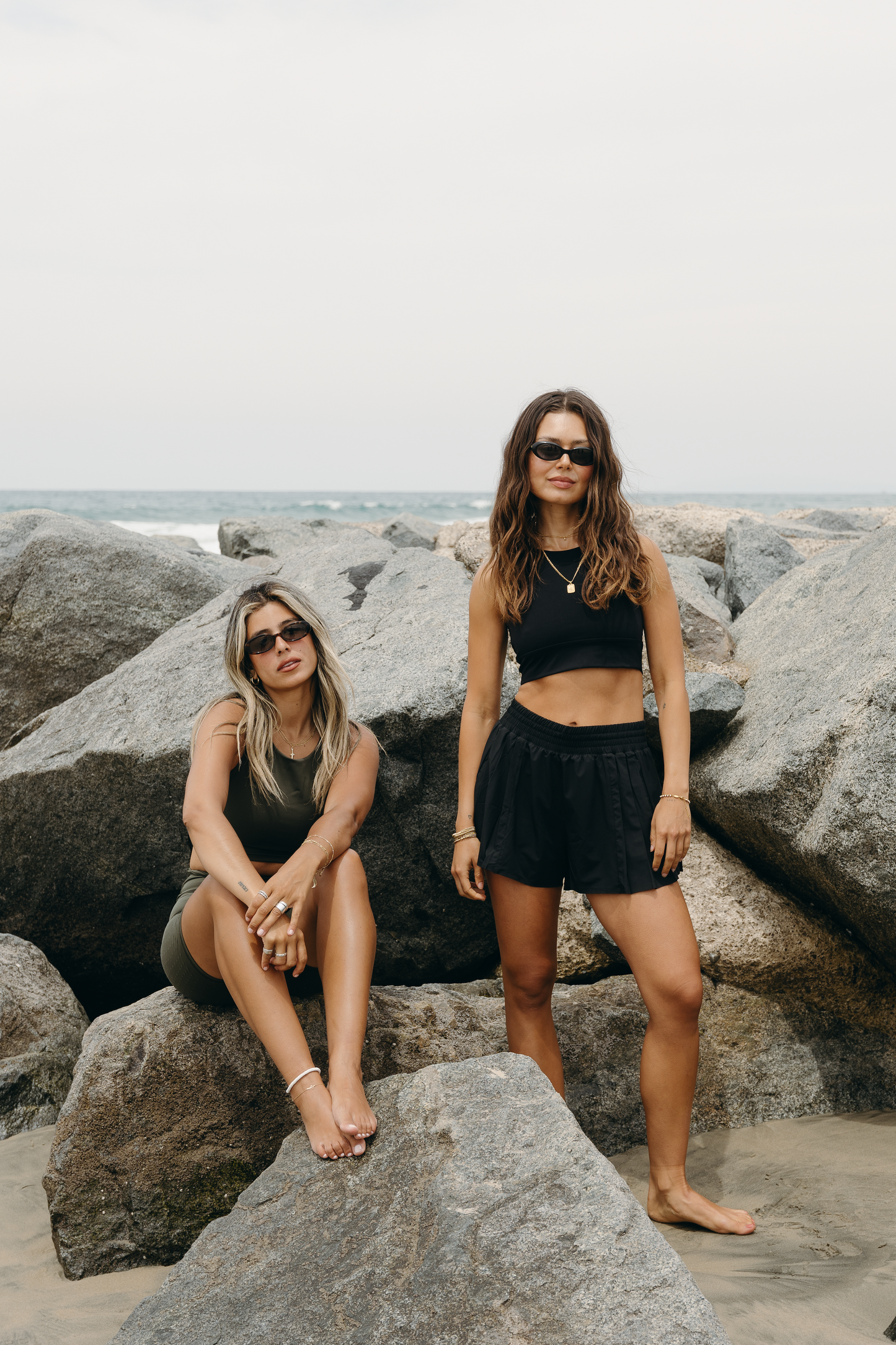 Modèle portant le short L’Original Flowy, avec une couche extérieure plissée ultra-légère et un short intérieur sculptant à compression. Ce modèle 2-en-1 allie fluidité féminine et maintien technique, avec des MicroPerle® brevetées et une poche intérieure discrète pour l’essentiel, comme un téléphone ou une balle de tennis.