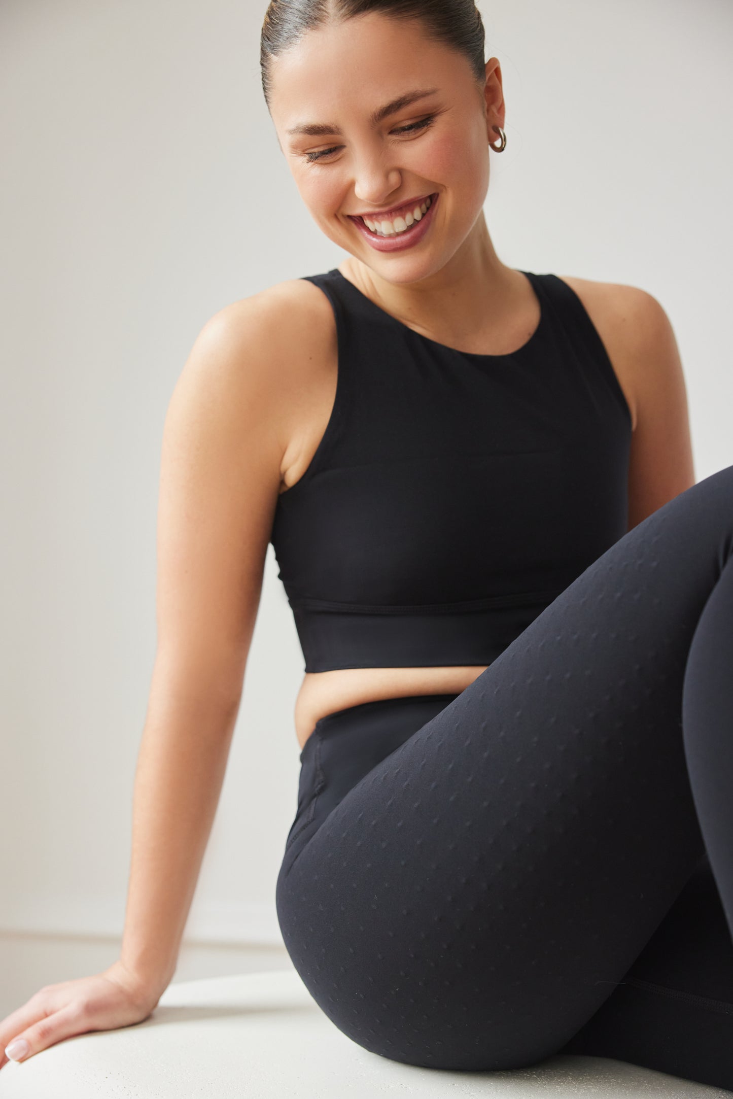Mannequin portant le legging original et la brassiere The Original en couleur noire, avec tissu de compression certifié OEKO-TEX pour un drainage lymphatique optimal, amélioration de la circulation, réduction de la rétention d'eau