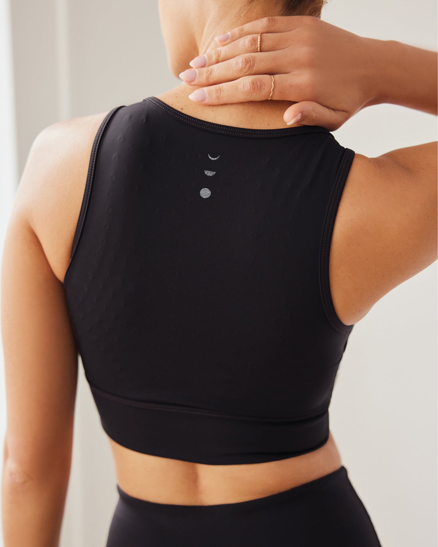 Mannequin portant la brassière Divine en couleur noire avec billes MicroPerle dans le dos, tissu de compression certifié OEKO-TEX pour drainage lymphatique, une meilleure circulation et réduction de douleurs musculaires