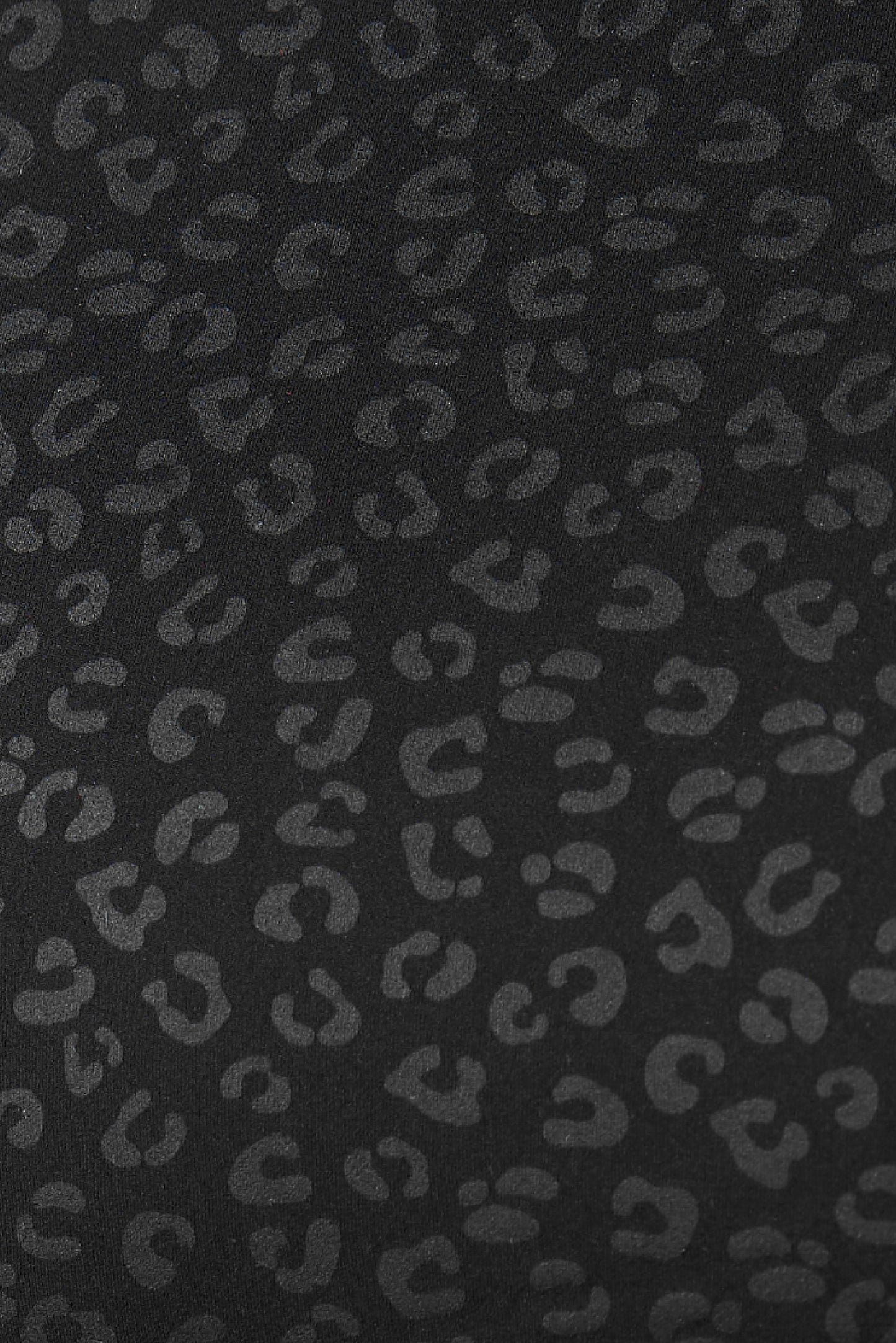 legging The Fierce en noir avec imprimé léopard, conçu avec un tissu compressif certifié OEKO-TEX et notre technologie MicroPerle® pour stimuler le drainage lymphatique, améliorer la circulation, réduire la fatigue et lisser la peau. Legging de compression