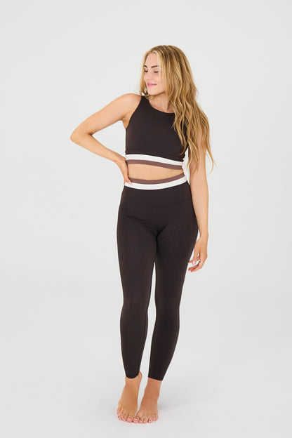 Mannequin portant le soutien-gorge Le Monde en coloris java, ivoire et cappuccino, doté de la technologie MicroPerle® et d’un tissu compressif certifié Oeko-Tex pour améliorer la circulation, favoriser le drainage lymphatique et soulager la douleur.