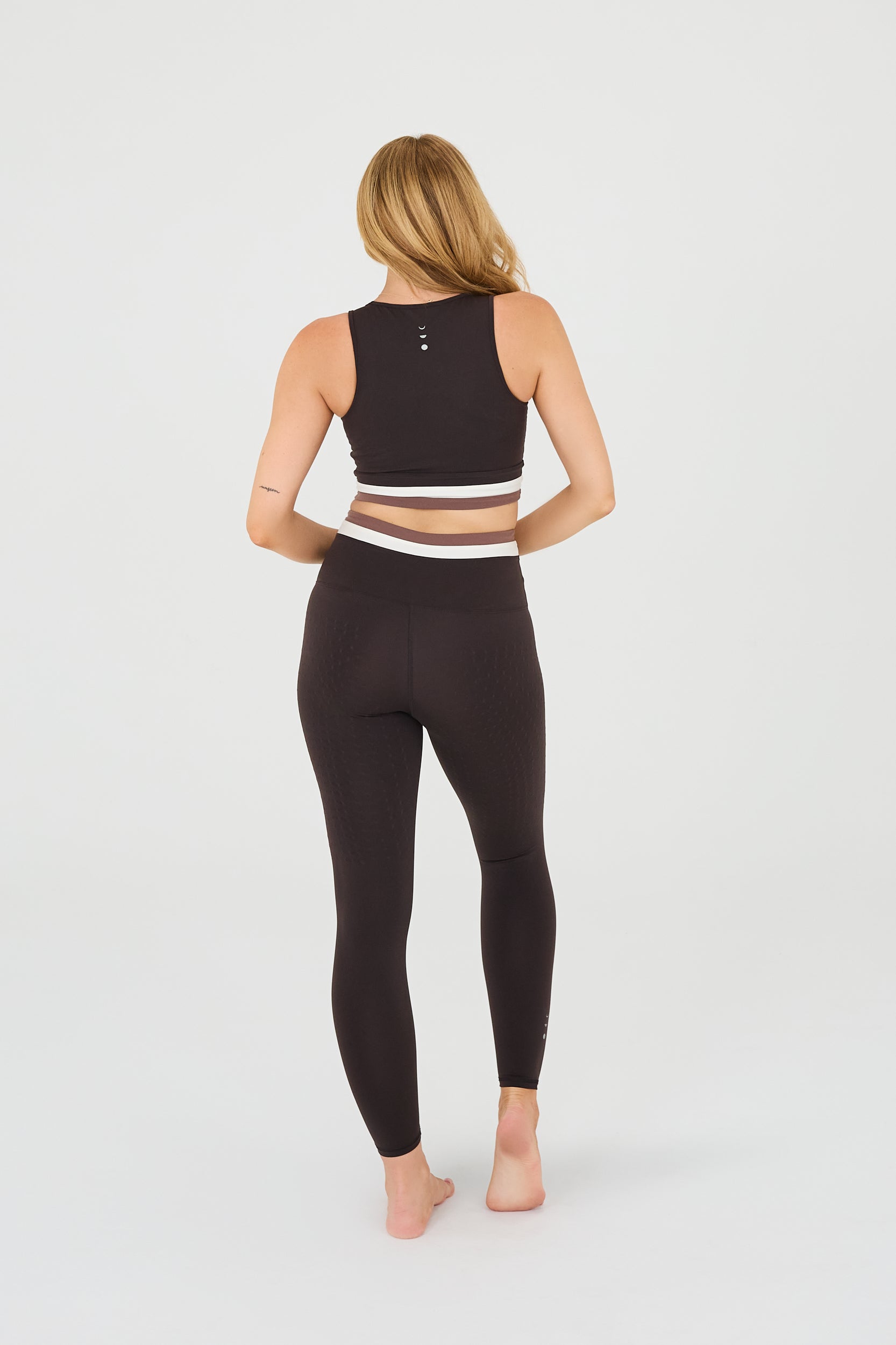 Leggings Le Monde disponibles en coloris java, ivoire et cappuccino, conçus avec un tissu compressif certifié OEKO-TEX et notre technologie MicroPerle® pour favoriser le drainage lymphatique, améliorer la circulation, réduire la fatigue et lisser la peau.