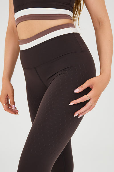 Leggings Le Monde disponibles en coloris java, ivoire et cappuccino, conçus avec un tissu compressif certifié OEKO-TEX et notre technologie MicroPerle® pour favoriser le drainage lymphatique, améliorer la circulation, réduire la fatigue et lisser la peau.