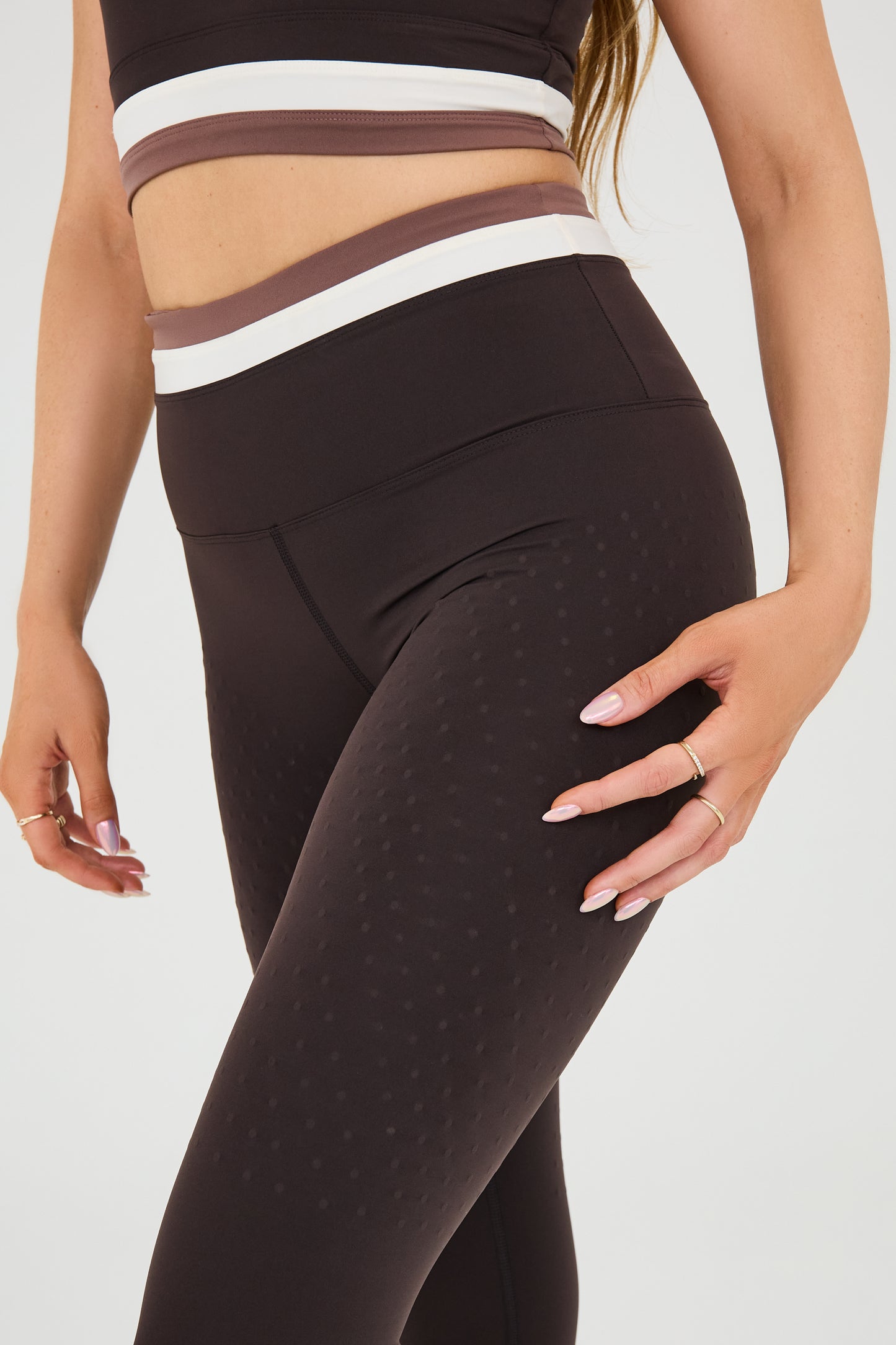 Leggings Le Monde disponibles en coloris java, ivoire et cappuccino, conçus avec un tissu compressif certifié OEKO-TEX et notre technologie MicroPerle® pour favoriser le drainage lymphatique, améliorer la circulation, réduire la fatigue et lisser la peau.