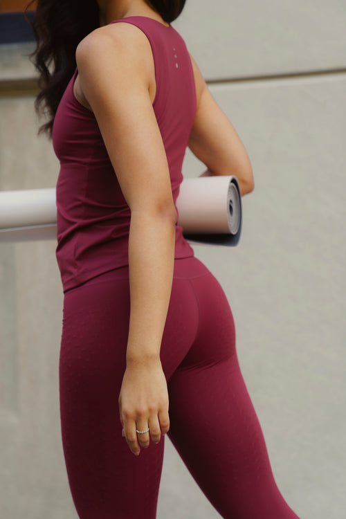 Charger l&#39;image 1 dans la galerie. Mannequin portant le débardeur The Original en couleur bordeaux avec billes MicroPerle dans le dos, tissu de compression certifié OEKO-TEX pour drainage lymphatique, une meilleure circulation et réduction de douleurs musculaires