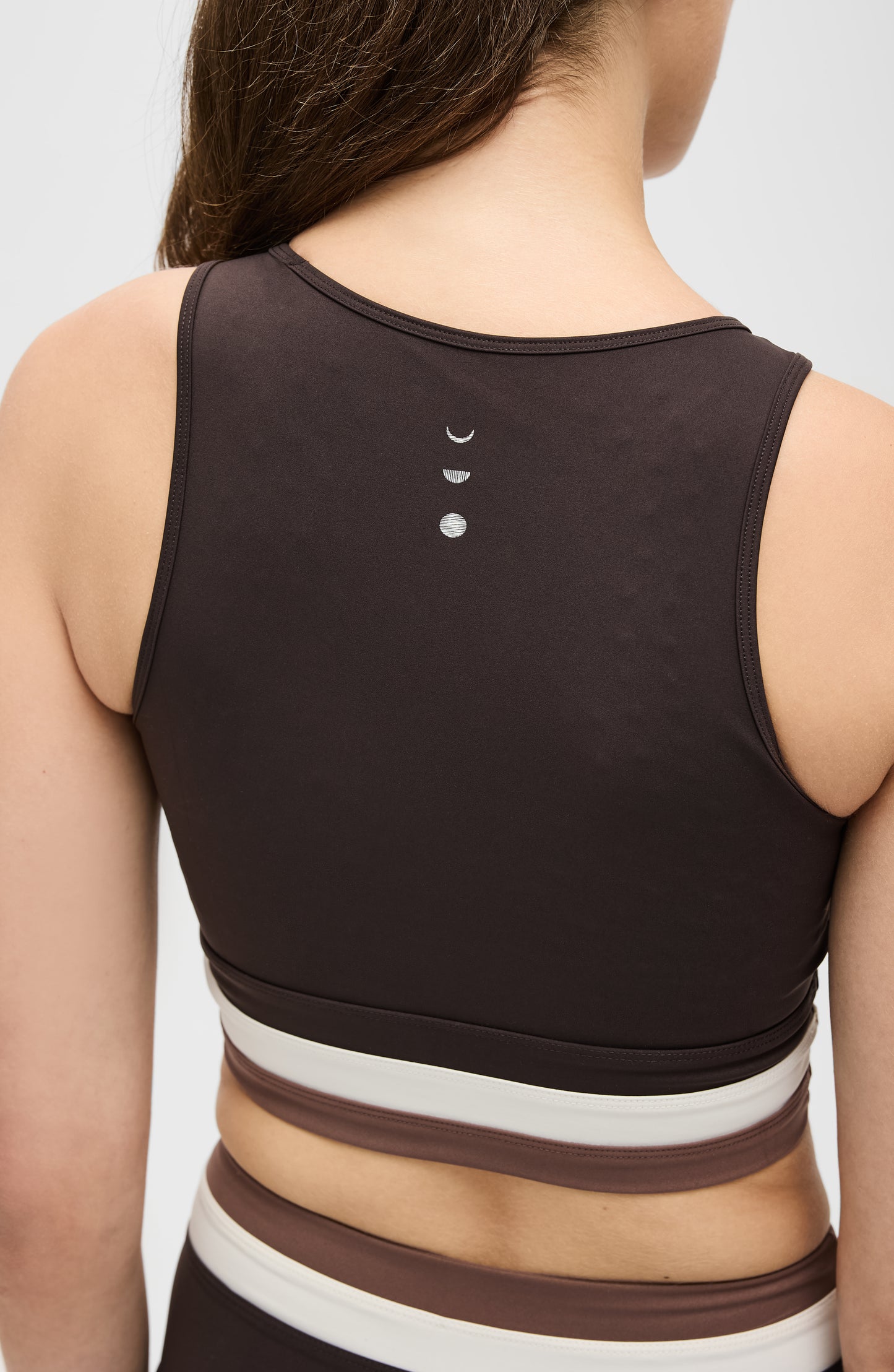 Mannequin portant la brassiere Le Monde en coloris java/marron, ivoire et cappuccino, doté de la technologie MicroPerle® et d’un tissu compressif certifié Oeko-Tex pour améliorer la circulation, favoriser le drainage lymphatique et soulager la douleur.