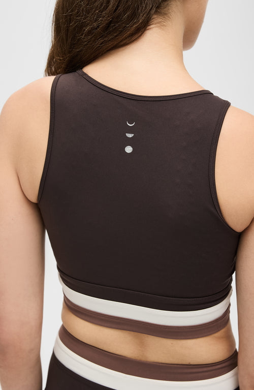 Charger l&#39;image 1 dans la galerie. Mannequin portant la brassiere Le Monde en coloris java/marron, ivoire et cappuccino, doté de la technologie MicroPerle® et d’un tissu compressif certifié Oeko-Tex pour améliorer la circulation, favoriser le drainage lymphatique et soulager la douleur.