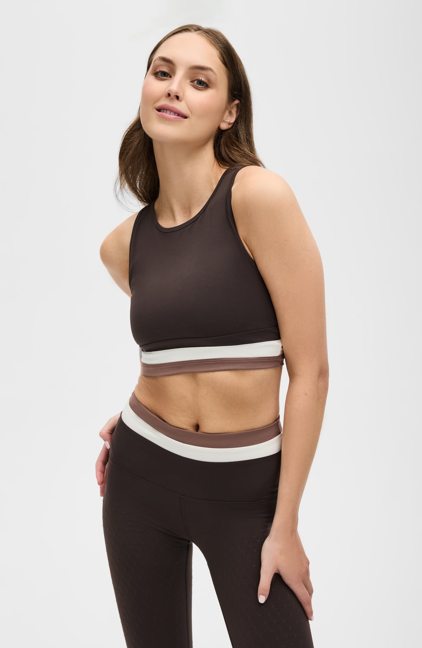 Mannequin portant la brassiere Le Monde en coloris java/marron, ivoire et cappuccino, doté de la technologie MicroPerle® et d’un tissu compressif certifié Oeko-Tex pour améliorer la circulation, favoriser le drainage lymphatique et soulager la douleur.