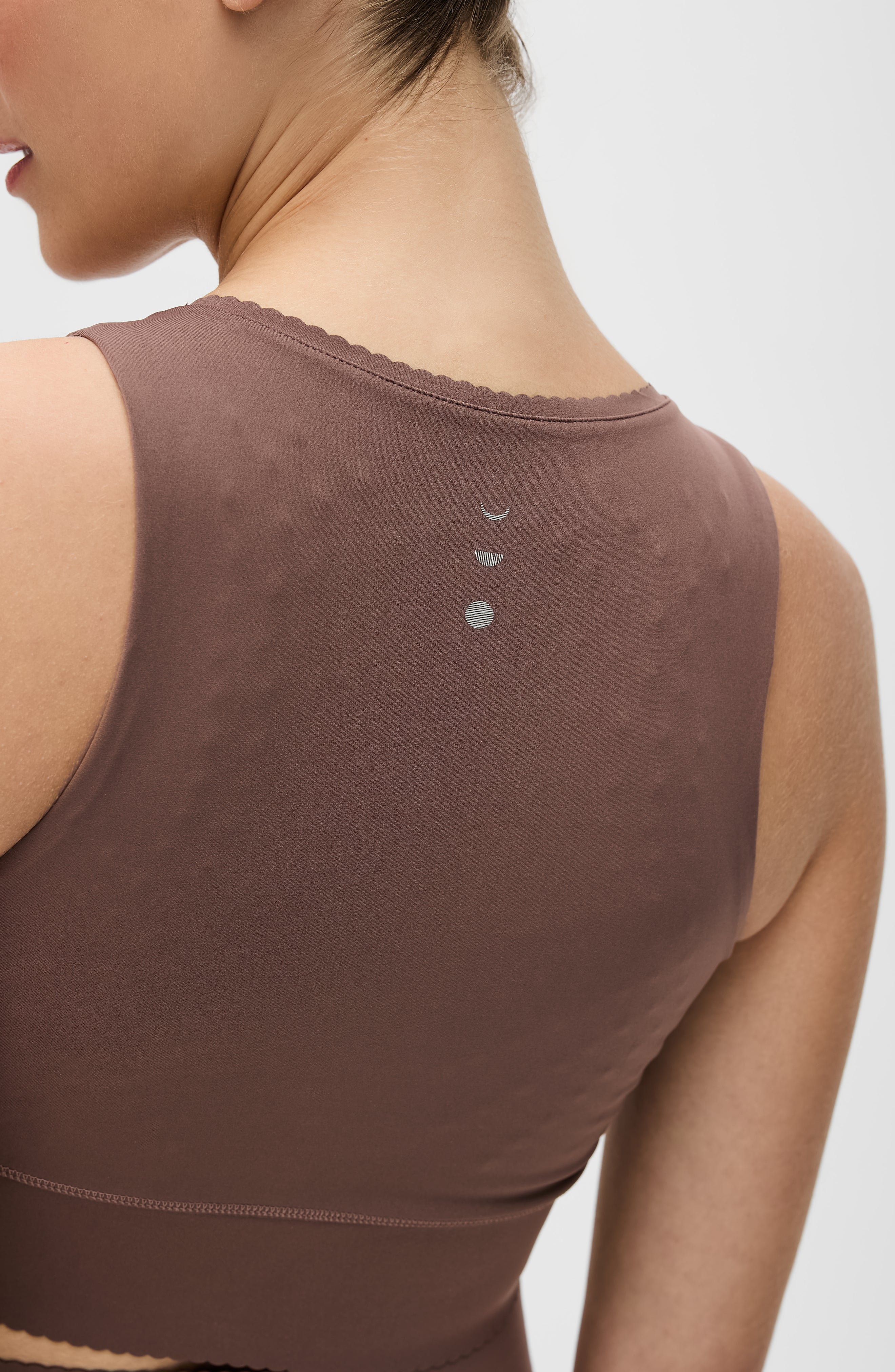 Brassière Adorn en marron cappuccino, avec un élégant bord festonné, en tissu de compression certifié OEKO-tex, dotée de notre technologie MicroPerle® pour le drainage lymphatique, une meilleure circulation et la réduction de la fatigue.