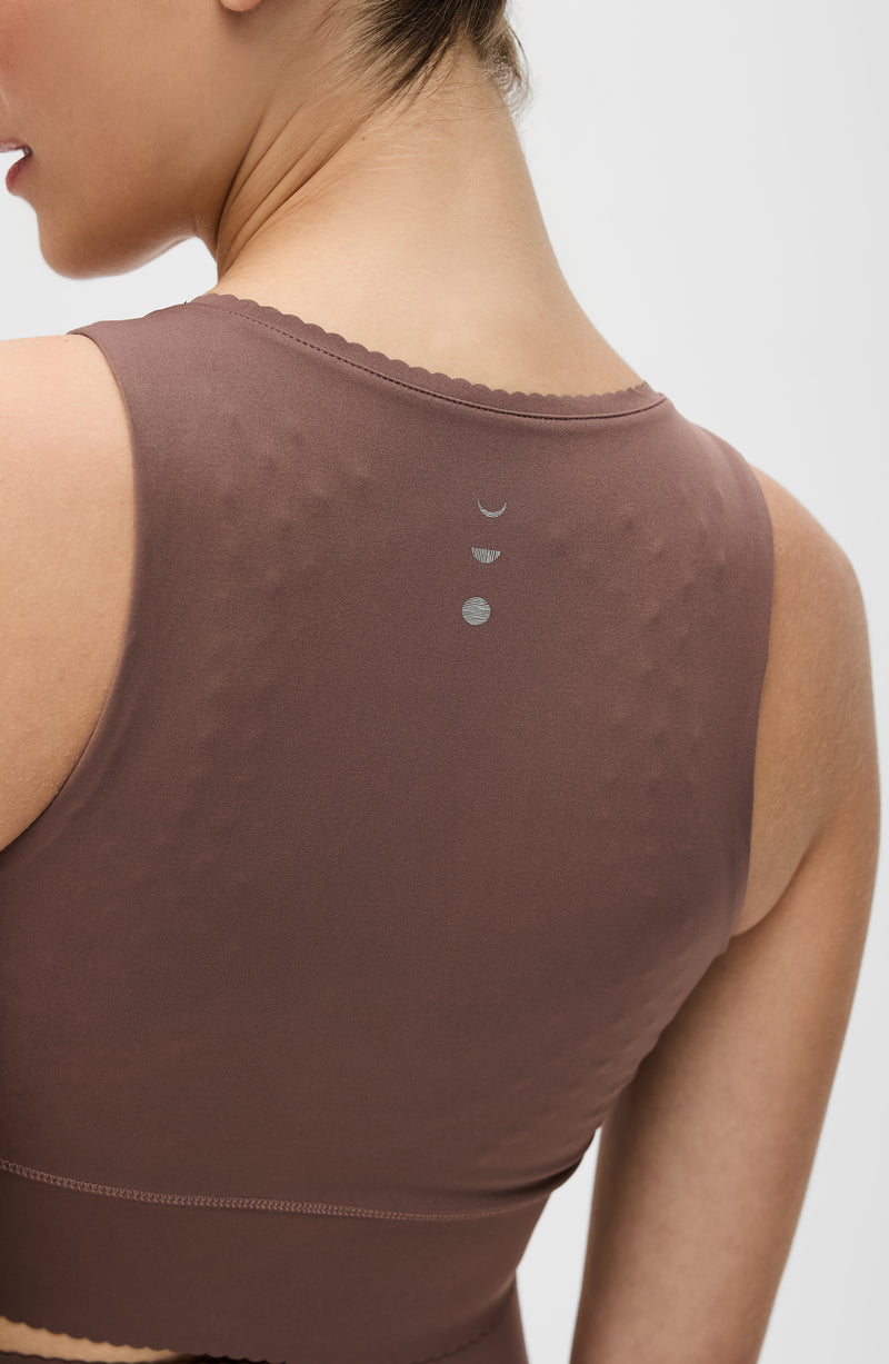 Brassière Adorn en marron cappuccino, avec un élégant bord festonné, en tissu de compression certifié OEKO-tex, dotée de notre technologie MicroPerle® pour le drainage lymphatique, une meilleure circulation et la réduction de la fatigue.