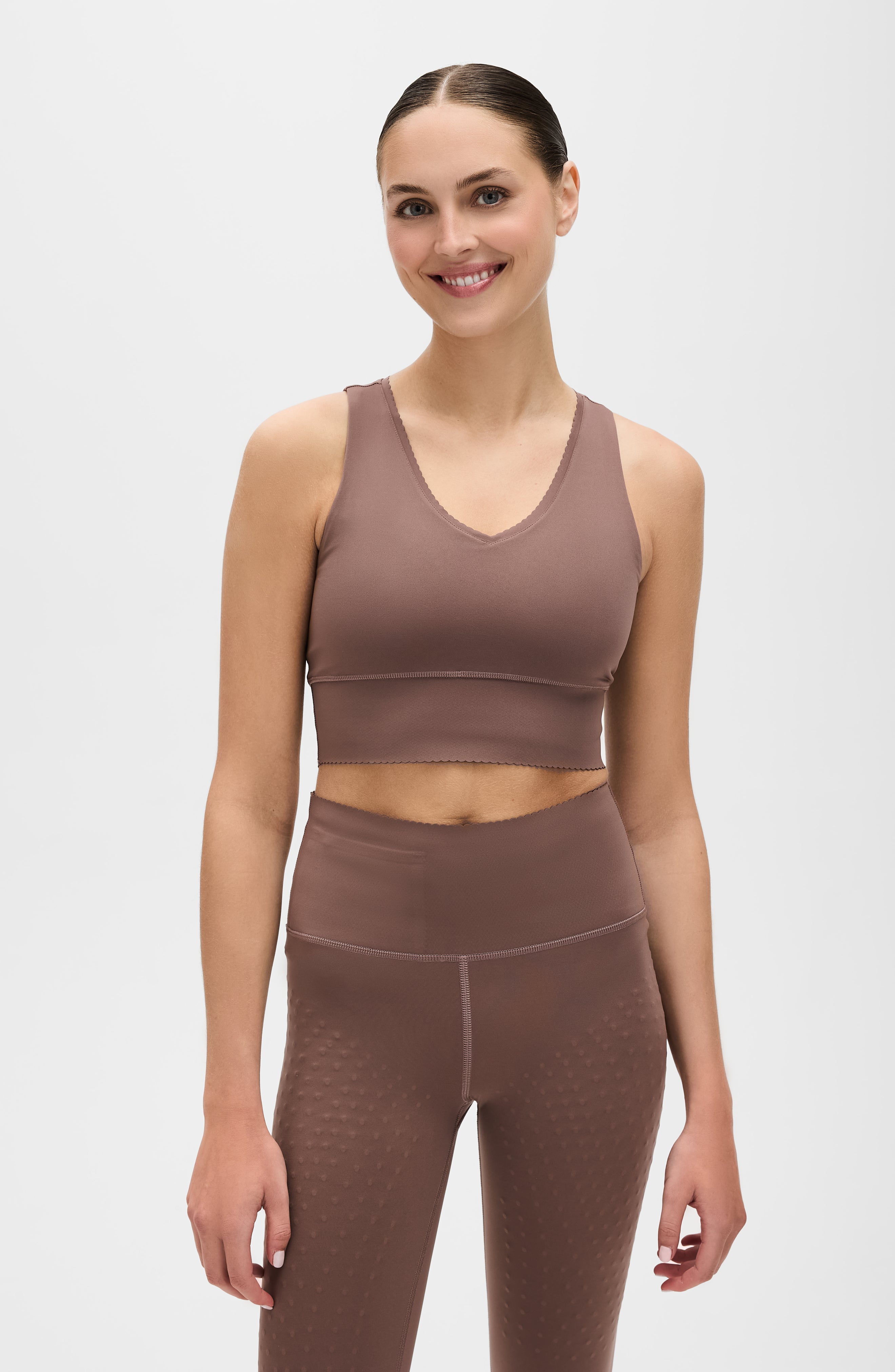 Brassière Adorn en marron cappuccino, avec un élégant bord festonné, en tissu de compression certifié OEKO-tex, dotée de notre technologie MicroPerle® pour le drainage lymphatique, une meilleure circulation et la réduction de la fatigue.