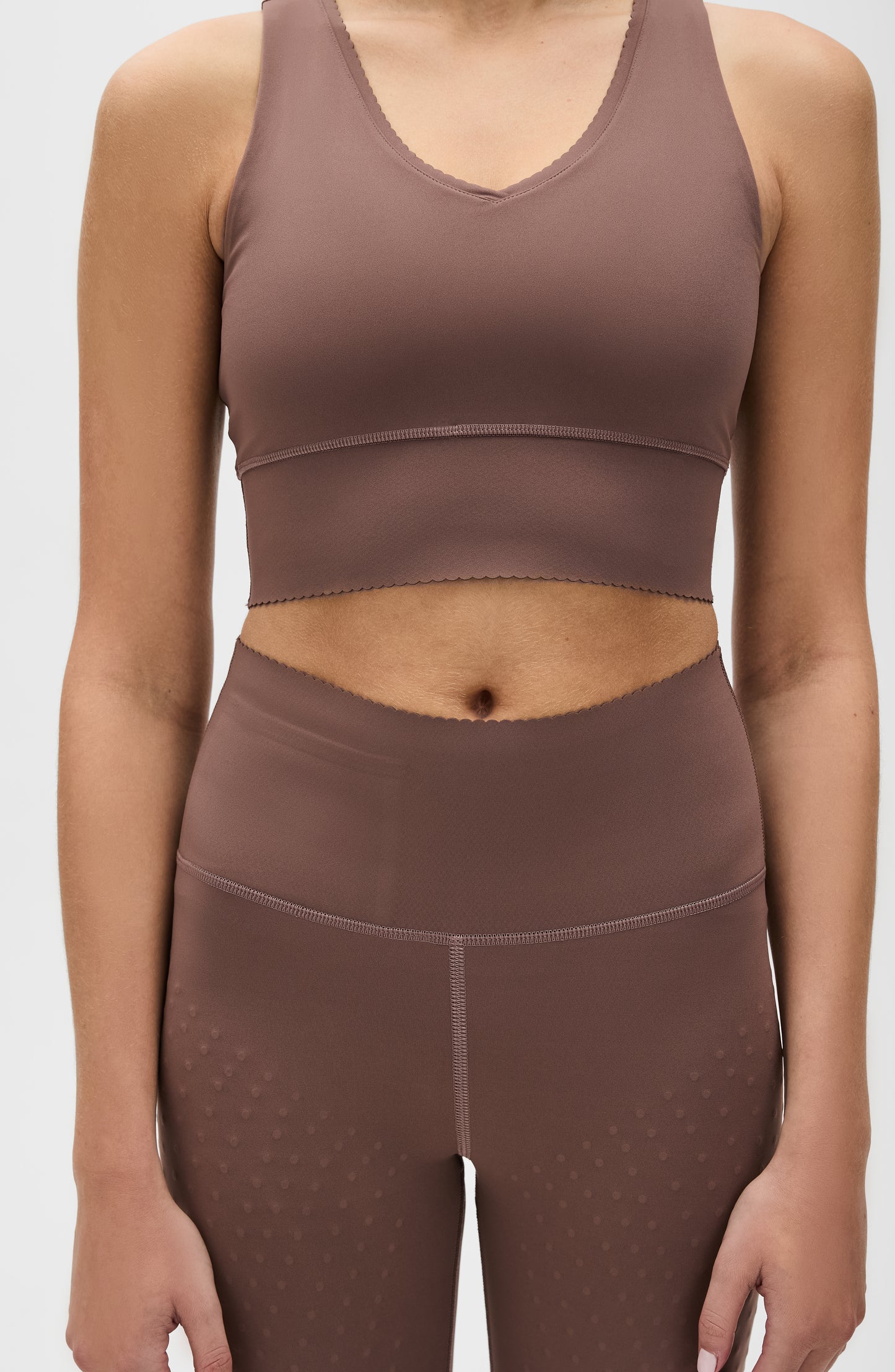 Ensemble Adorn en marron cappuccino, avec un élégant bord festonné, en tissu de compression certifié OEKO-tex, dotée de notre technologie MicroPerle® pour le drainage lymphatique, une meilleure circulation et la réduction de la fatigue.