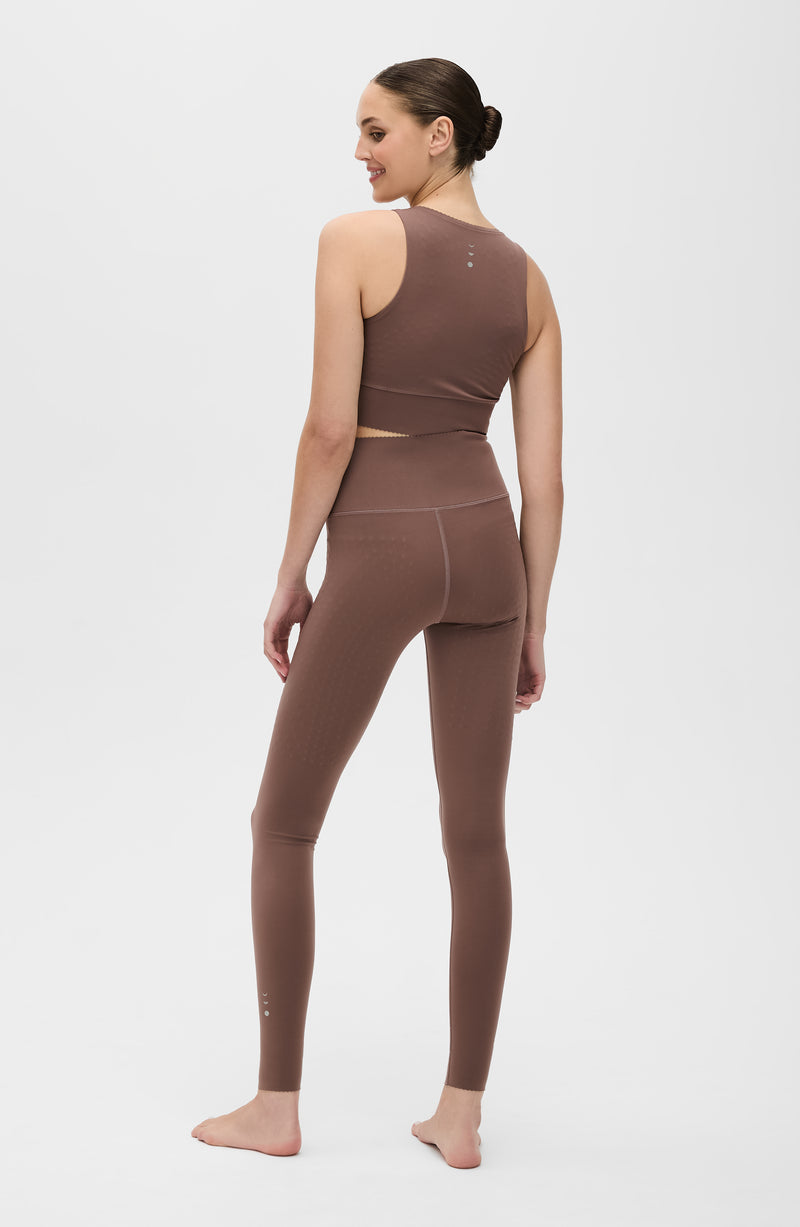 Legging Adorn en marron cappuccino, avec un élégant bord festonné, en tissu de compression certifié OEKO-tex, notre technologie MicroPerle® pour le drainage lymphatique, une meilleure circulation, la réduction de la fatigue et une peau plus lisse.