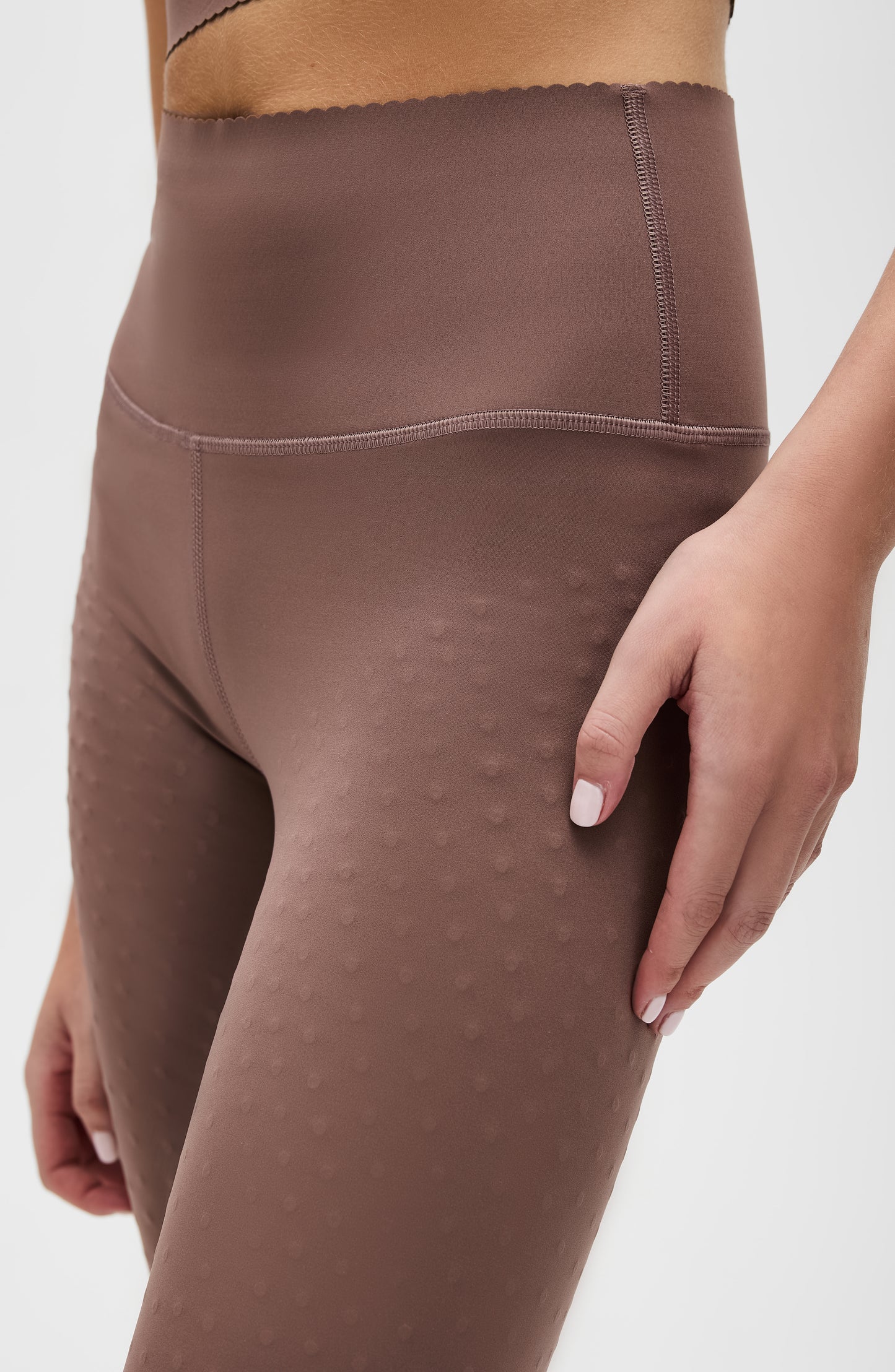 Legging Adorn en marron cappuccino, avec un élégant bord festonné, en tissu de compression certifié OEKO-tex, notre technologie MicroPerle® pour le drainage lymphatique, une meilleure circulation, la réduction de la fatigue et une peau plus lisse.