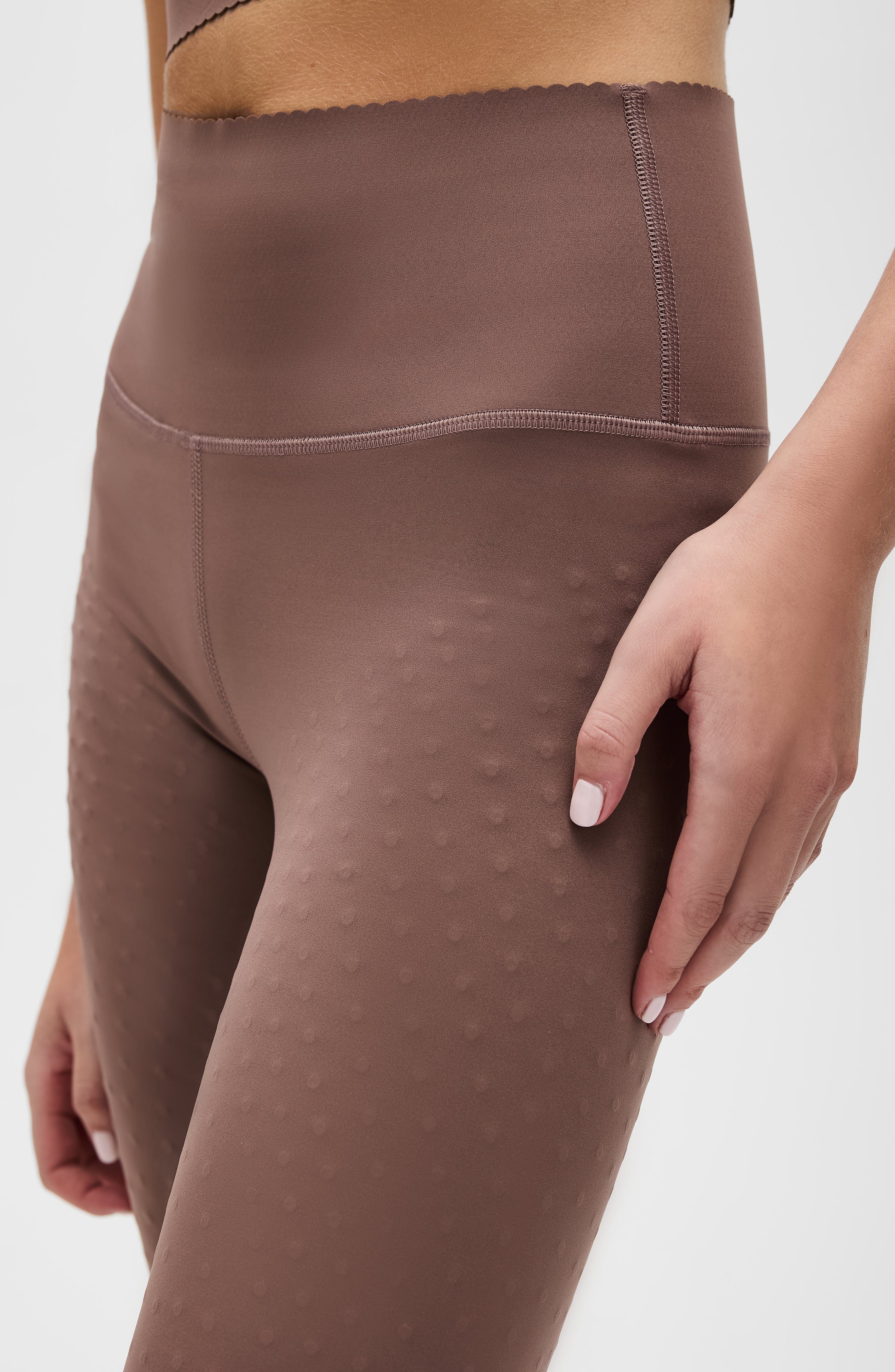 Legging Adorn en marron cappuccino, avec un élégant bord festonné, en tissu de compression certifié OEKO-tex, notre technologie MicroPerle® pour le drainage lymphatique, une meilleure circulation, la réduction de la fatigue et une peau plus lisse.