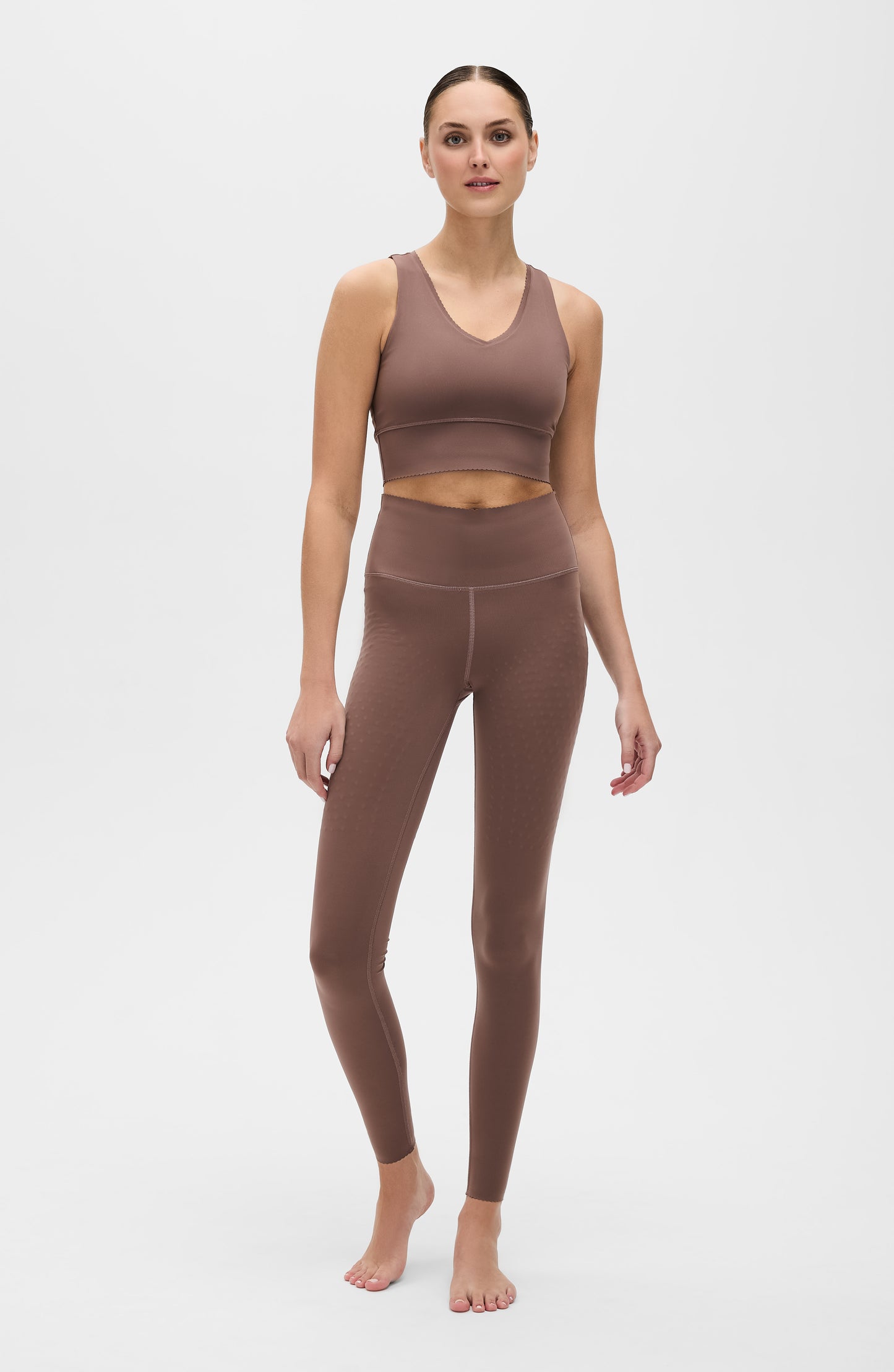 Legging Adorn en marron cappuccino, avec un élégant bord festonné, en tissu de compression certifié OEKO-tex, notre technologie MicroPerle® pour le drainage lymphatique, une meilleure circulation, la réduction de la fatigue et une peau plus lisse.