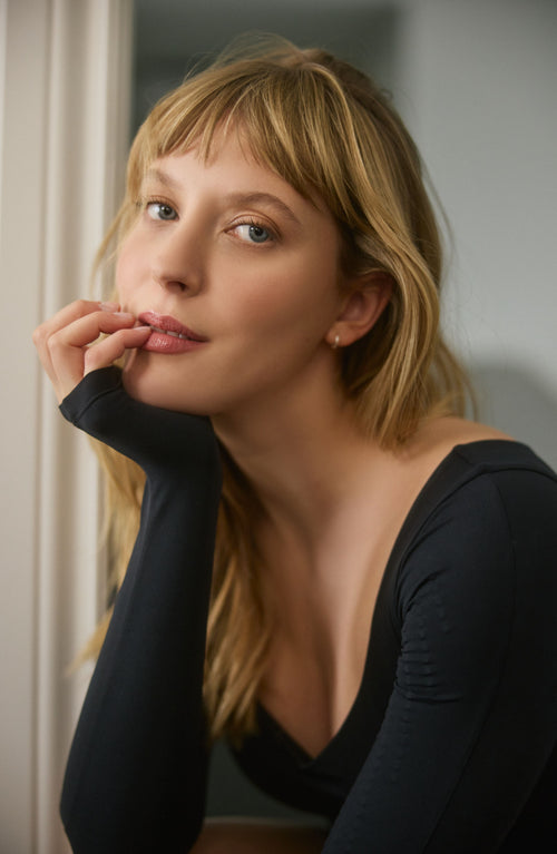 Charger l&#39;image 1 dans la galerie. Body Lymphatique Manches Longues Iconic - version couvrante avec une fermeture ajustable à crochets à l'entrejambe. Conçu pour améliorer la circulation, offrir une compression douce et sculpter la silhouette en toute simplicité grâce à un tissu de compression certifié OEKO-TEX, avec notre technologie MicroPerle® placée sur les bras qui favorise le drainage lymphatique, améliore la circulation et booste la récupération.