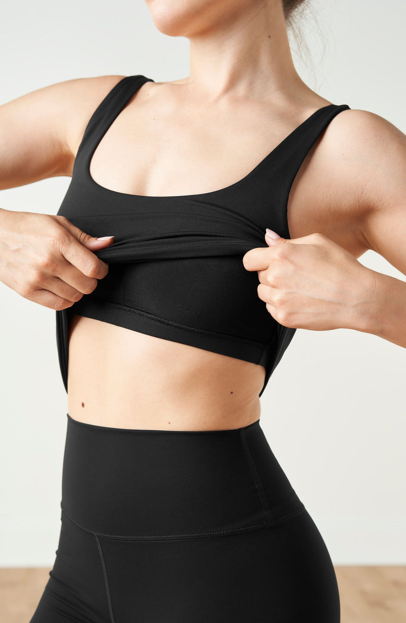 Débardeur Lisse en noir : un débardeur de compression avec soutien-gorge intégré, conçu pour réduire les gonflements et la fatigue, et apporter plus d'énergie.