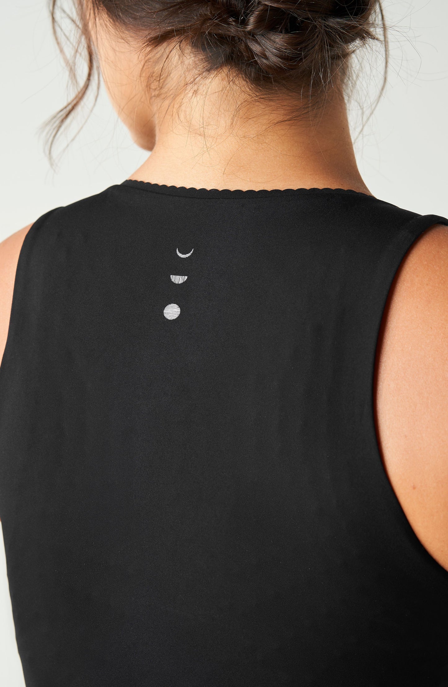 Débardeur Adorn en noir, avec un élégant bord festonné, en tissu de compression certifié OEKO-tex, doté de notre technologie MicroPerle® pour le drainage lymphatique, une meilleure circulation et la réduction de la fatigue.