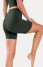 Mannequin portant le short cycliste L'Original en olive, avec tissu de compression certifié OEKO-TEX pour un drainage lymphatique optimal, amélioration de la circulation, réduction de la rétention d'eau