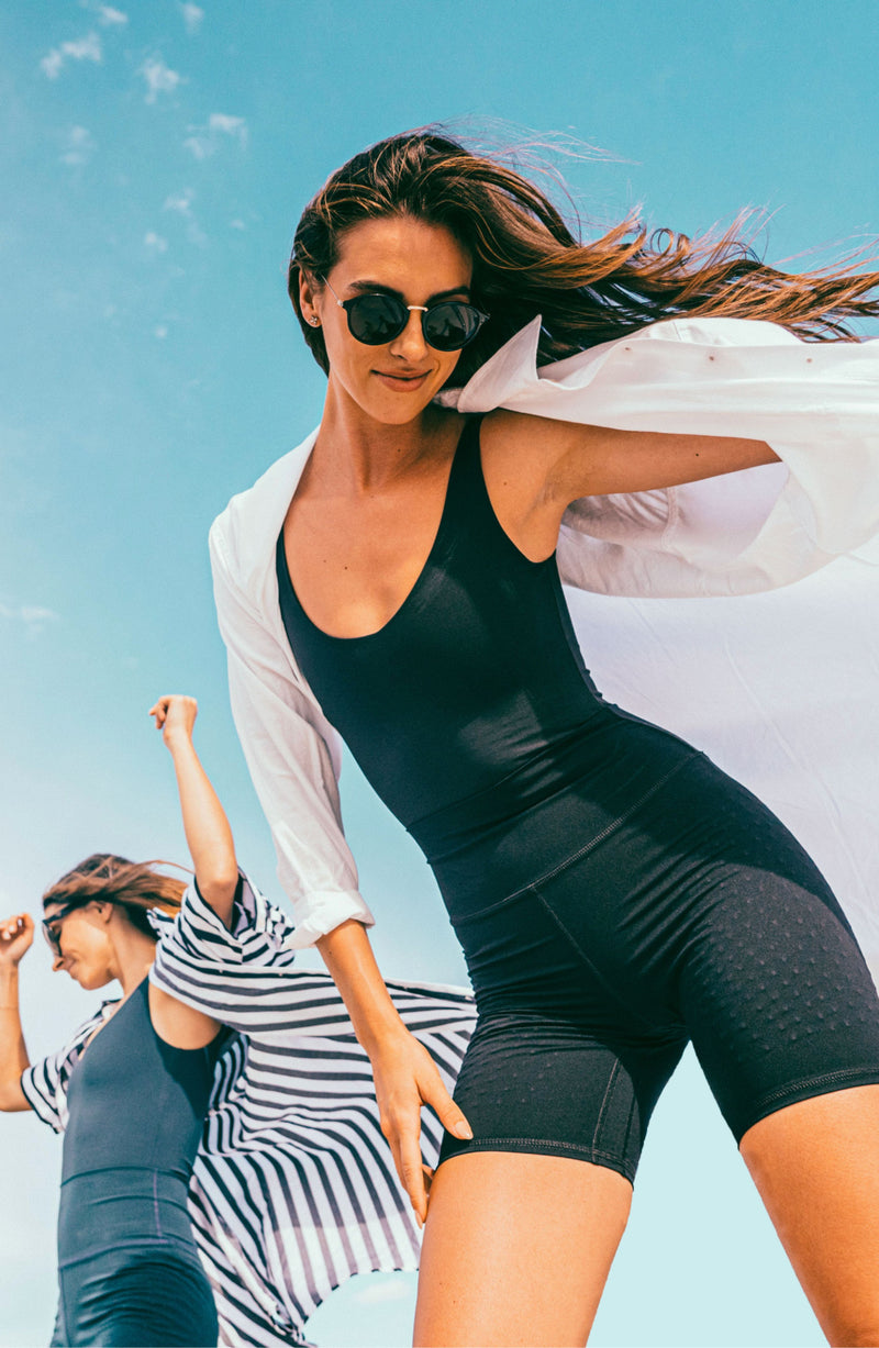 Mannequins portant le short cycliste L'Original en couleur bleue marine, avec tissu de compression certifié OEKO-TEX pour un drainage lymphatique optimal, amélioration de la circulation, réduction de la rétention d'eau
