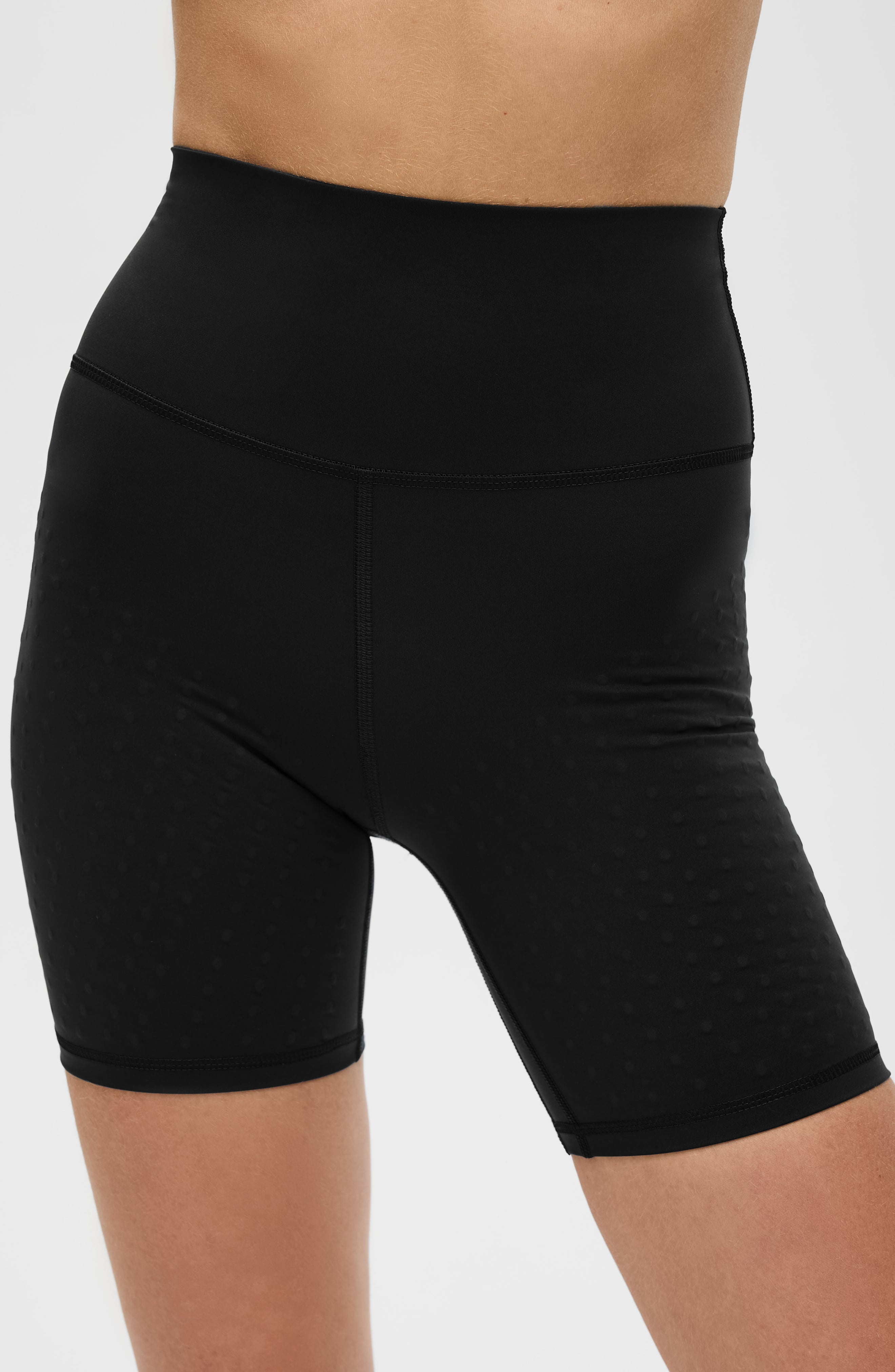Mannequin portant le short cycliste L'Original en noir, avec tissu de compression certifié OEKO-TEX pour un drainage lymphatique optimal, amélioration de la circulation, réduction de la rétention d'eau