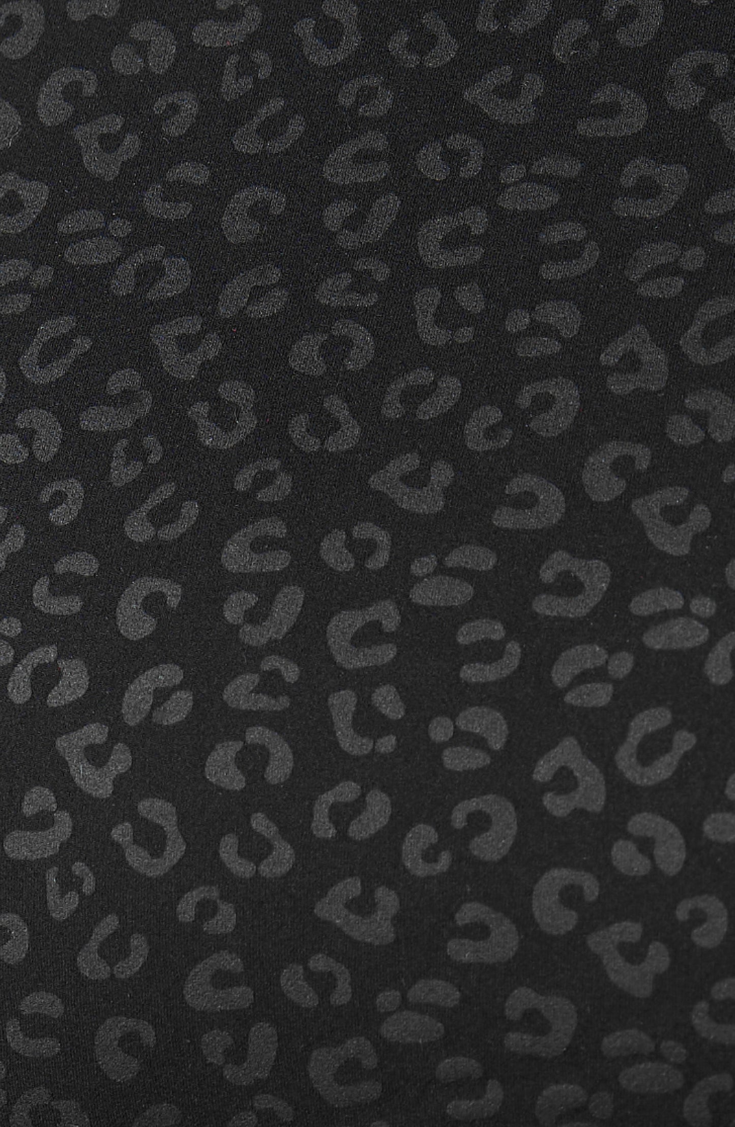 Gros plan sur le design print cheetah de la collection Fierce