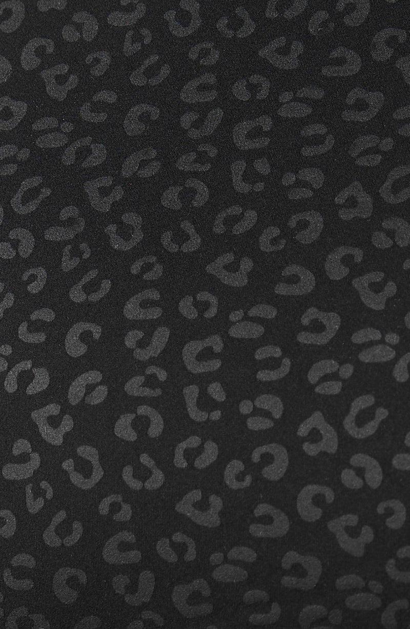 Gros plan sur le design print cheetah de la collection Fierce