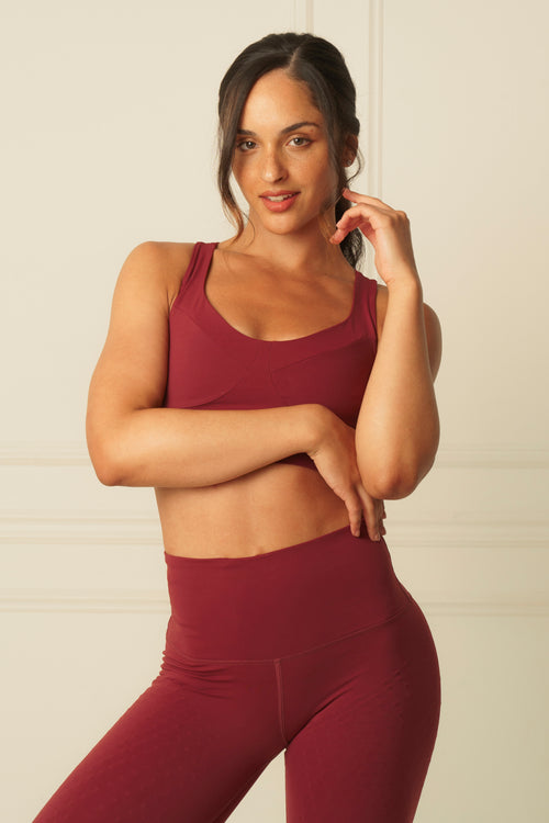 Charger l&#39;image 1 dans la galerie. Mannequin portant la brassière Divine en couleur bordeaux avec billes MicroPerle dans le dos, tissu de compression certifié OEKO-TEX pour drainage lymphatique, une meilleure circulation et réduction de douleurs musculaires