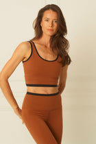 Brassiere et legging Lisse en chestnut pour compression, réduisent les gonflements et la fatigue, et apportent plus d'énergie.