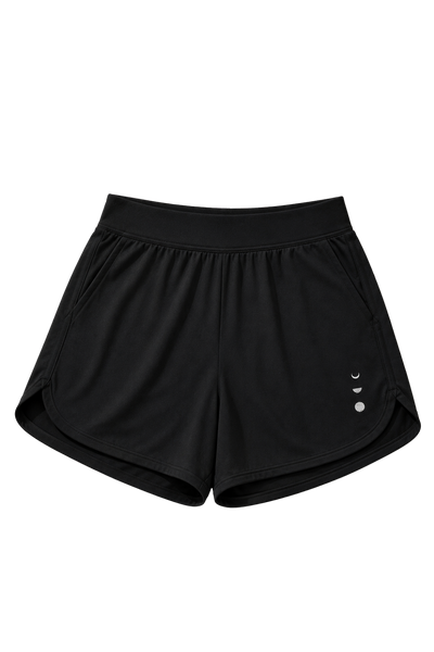 Image produit détourée du short noir Monte Carlo. Cette silhouette sportive et élégante présente une coupe fluide avec taille confortable et poches latérales, conçue pour offrir liberté de mouvement, confort et polyvalence dans un style balnéaire raffiné.