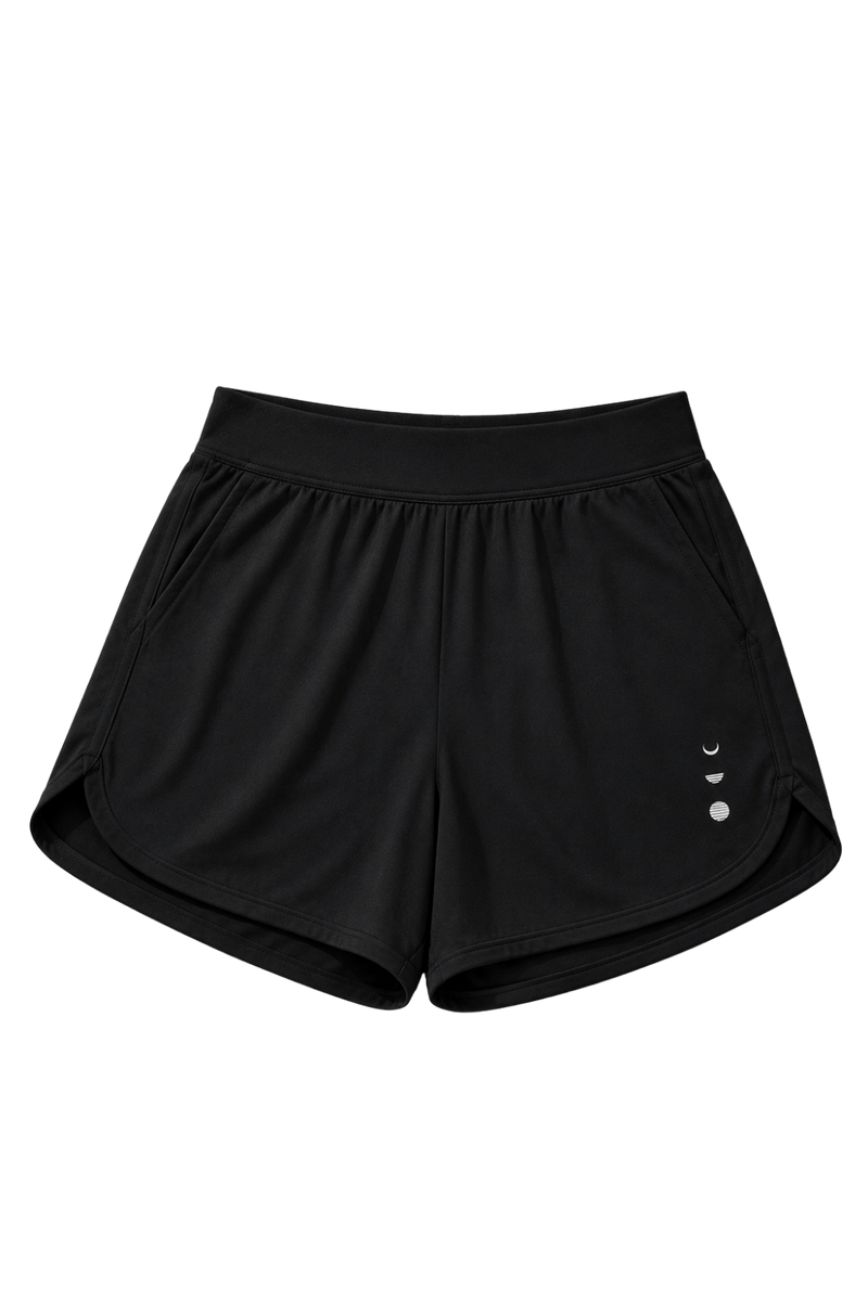 Image produit détourée du short noir Monte Carlo. Cette silhouette sportive et élégante présente une coupe fluide avec taille confortable et poches latérales, conçue pour offrir liberté de mouvement, confort et polyvalence dans un style balnéaire raffiné.