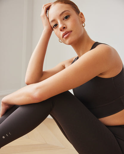 Le legging The Original coloris Java est conçu en tissu compressif certifié OEKO-TEX, intégrant notre technologie MicroPerle® pour favoriser le drainage lymphatique, améliorer la circulation, réduire la fatigue et lisser la peau.