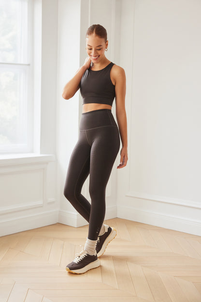 Le legging The Original coloris Java et le soutien-gorge The Original coloris Java sont conçus en tissu compressif certifié OEKO-TEX, intégrant notre technologie MicroPerle® pour favoriser le drainage lymphatique, améliorer la circulation, réduire la fatigue et lisser la peau.