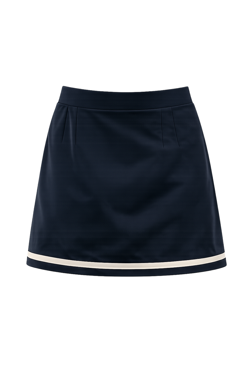 Image produit détourée de la jupe-short Monte Carlo bleu marine et crème. Cette silhouette élégante inspirée de l’univers balnéaire présente une coupe évasée flatteuse, une taille confortable et un liseré crème contrastant à l’ourlet pour une finition raffinée et intemporelle.