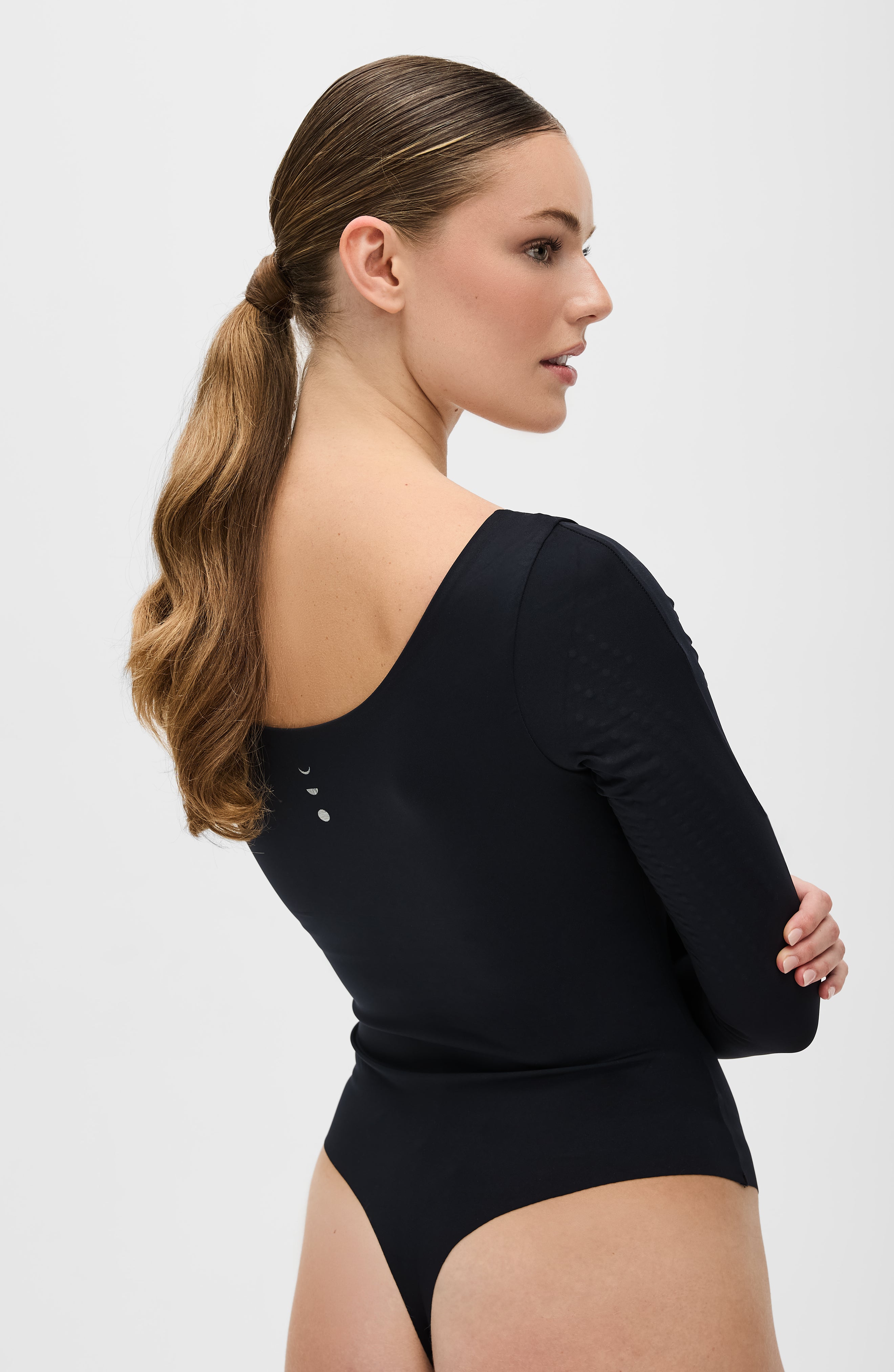 Body Lymphatique Manches Longues Iconic - String
en noir. Conçu pour améliorer la circulation, offrir une compression douce et sculpter la silhouette en toute simplicité grâce à un tissu de compression certifié OEKO-TEX, avec notre technologie MicroPerle® placée sur les bras qui favorise le drainage lymphatique, améliore la circulation et booste la récupération.