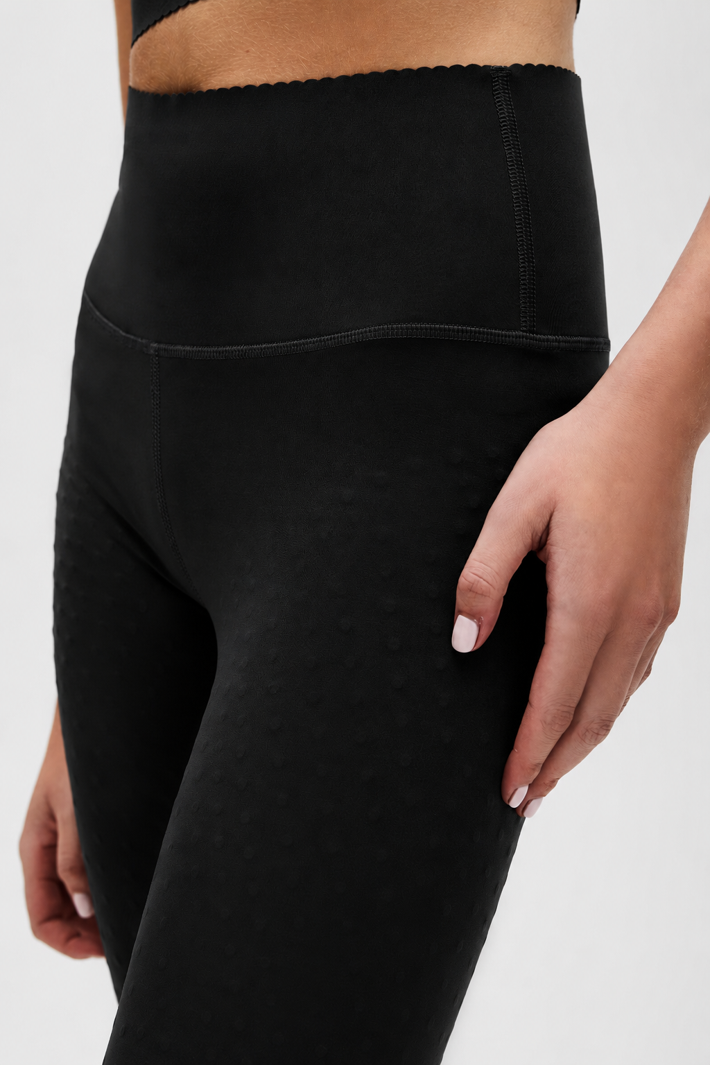 Legging Adorn en noir, avec un élégant bord festonné, en tissu de compression certifié OEKO-tex, notre technologie MicroPerle® pour le drainage lymphatique, une meilleure circulation, la réduction de la fatigue et une peau plus lisse.