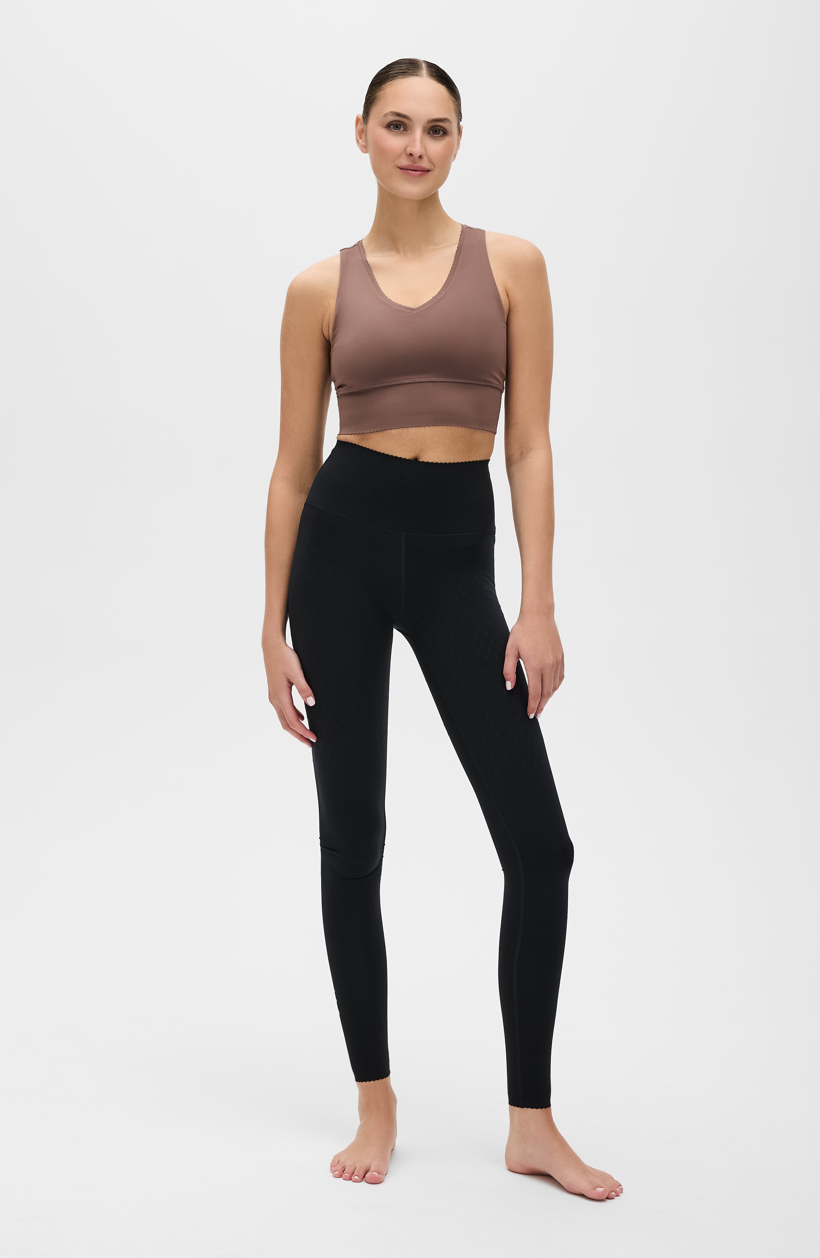 Legging Adorn en noir, avec un élégant bord festonné, en tissu de compression certifié OEKO-tex, notre technologie MicroPerle® pour le drainage lymphatique, une meilleure circulation, la réduction de la fatigue et une peau plus lisse.