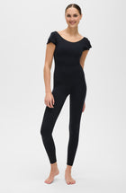 La combinaison Le Cha-Cha, de couleur noire, présente un dos échancré sophistiqué, des manches délicates et une silhouette épurée. Fabriquée avec un tissu de compression certifié OEKO-tex, notre technologie MicroPerle® favorise le drainage lymphatique, améliore la circulation, réduit la fatigue et booste la vitalité.
