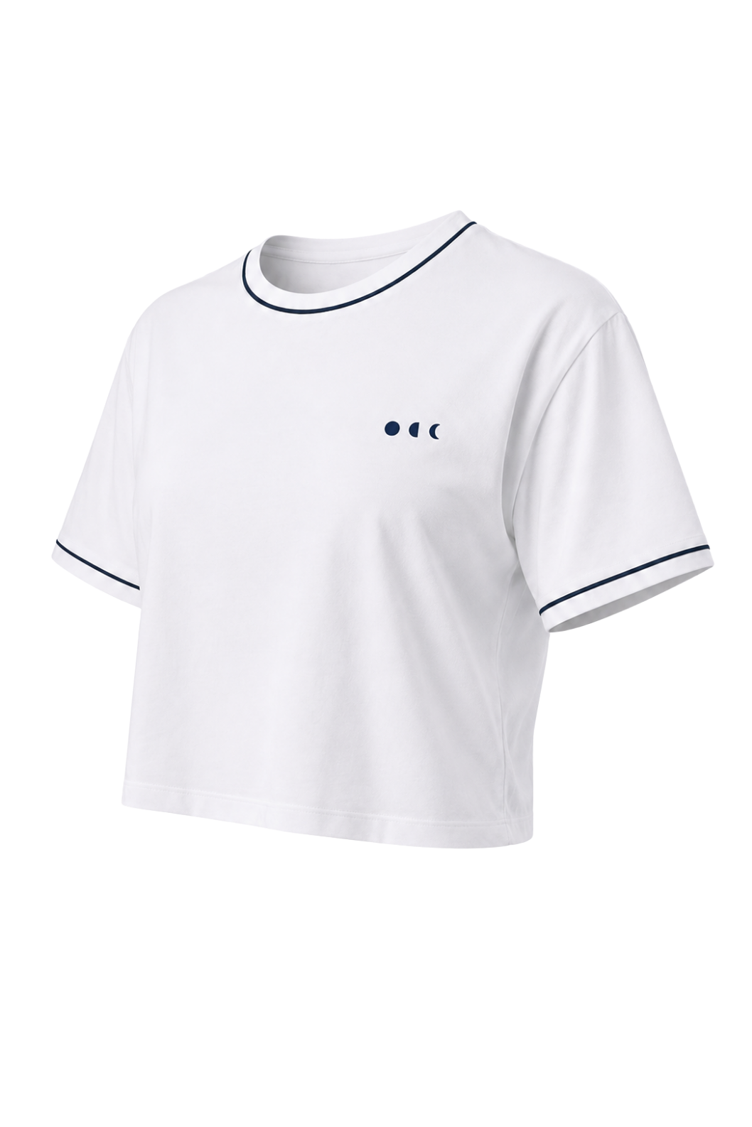 T-shirt Crop blanc de la collection Monte Carlo avec finitions contrastées bleu marine. Inspiré de l’univers balnéaire haut de gamme, ce modèle allie confort au quotidien, élégance sportive et polyvalence, aussi bien pour les moments de détente que pour la vie active au bord de la piscine.