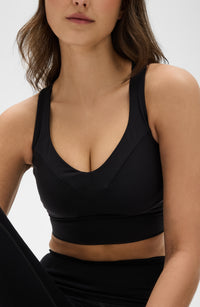 Mannequin portant la brassière Divine en couleur noire avec billes MicroPerle dans le dos, tissu de compression certifié OEKO-TEX pour drainage lymphatique, une meilleure circulation et réduction de douleurs musculaires