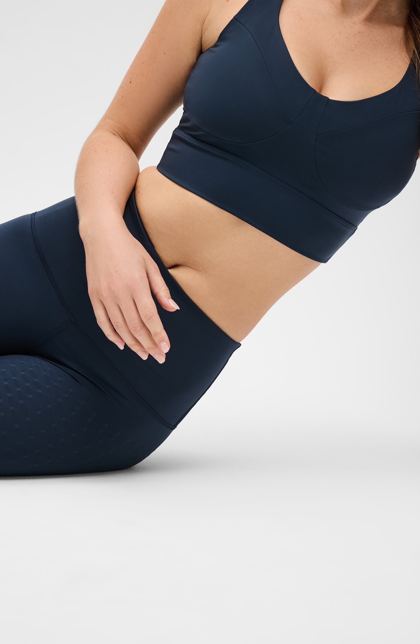 Mannequin portant la brassière Divine en couleur bleue marine avec billes MicroPerle dans le dos, tissu de compression certifié OEKO-TEX pour drainage lymphatique, une meilleure circulation et réduction de douleurs musculaires