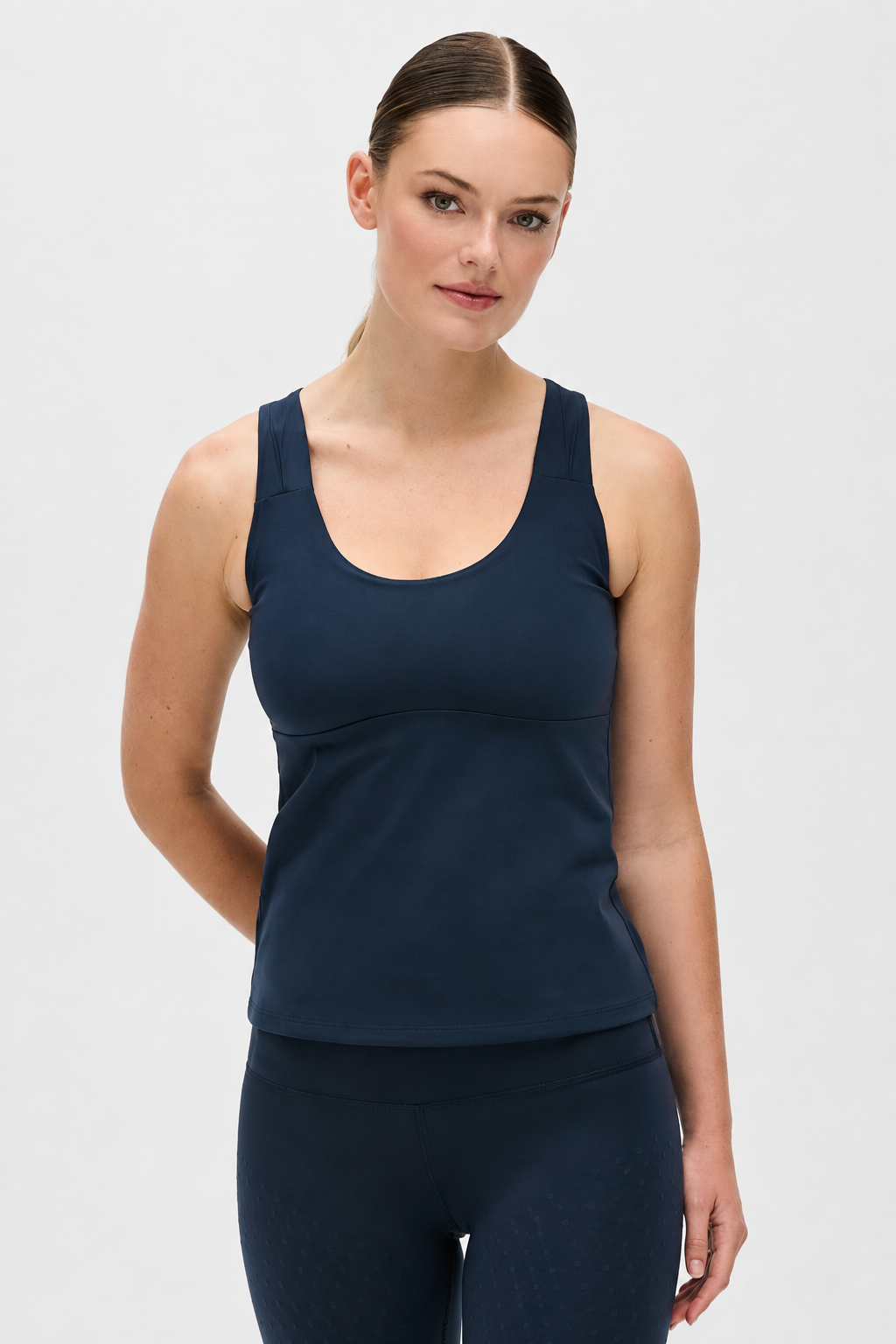 Mannequin portant le débardeur L'Original en couleur bleue marine avec billes MicroPerle dans le dos, tissu de compression certifié OEKO-TEX pour drainage lymphatique, une meilleure circulation et réduction de douleurs musculaires